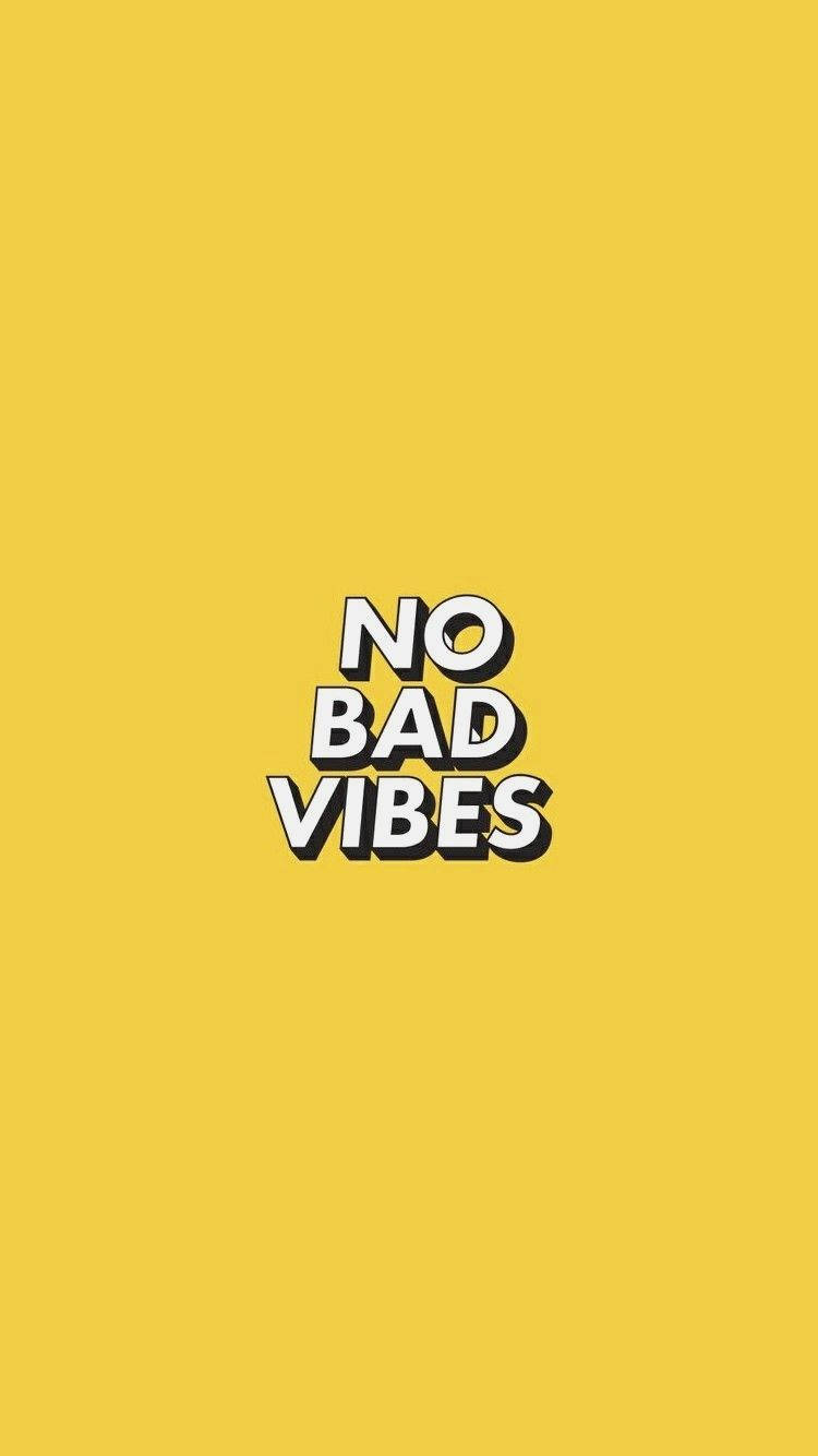 Cool Yellow 桌布 壁紙 — 粗體白色3D文字顯示no bad vibes，居中於純黃色背景上。