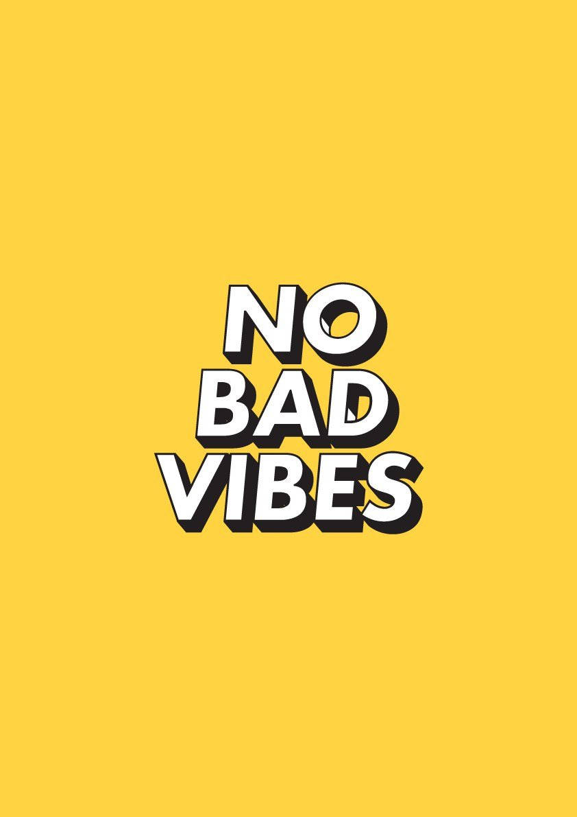 手機 桌布 壁紙 — 粗體白色3D文字顯示no bad vibes，居中於純黃色背景上。