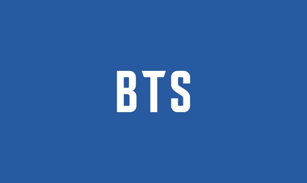 Big Hit Entertainment 桌布 壁紙 — 粗體白色BTS字母居中於純藍色背景上。