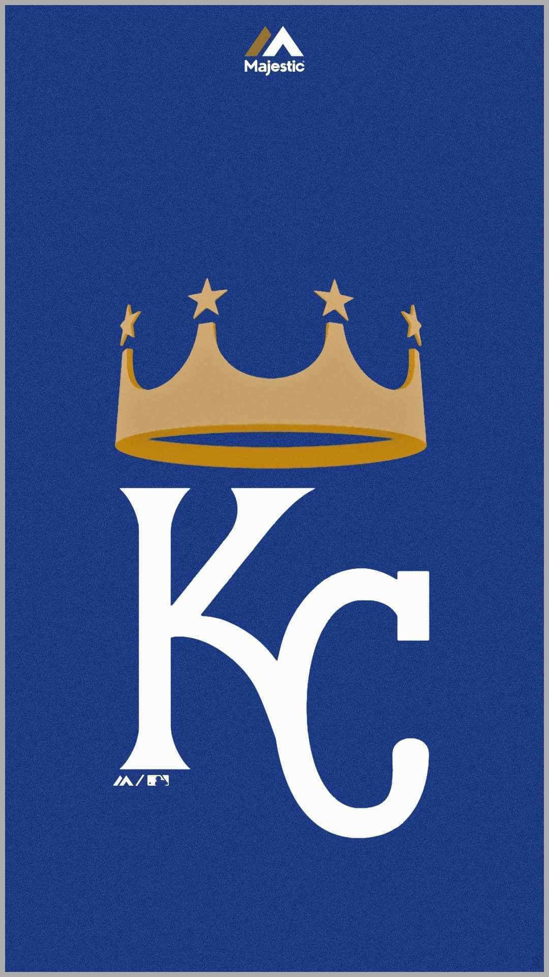 Kc Royals 桌布 壁紙 — 粗體白色KC字母，頂部飾有金色星形裝飾的皇冠，置於有紋理的皇家藍色背景上。