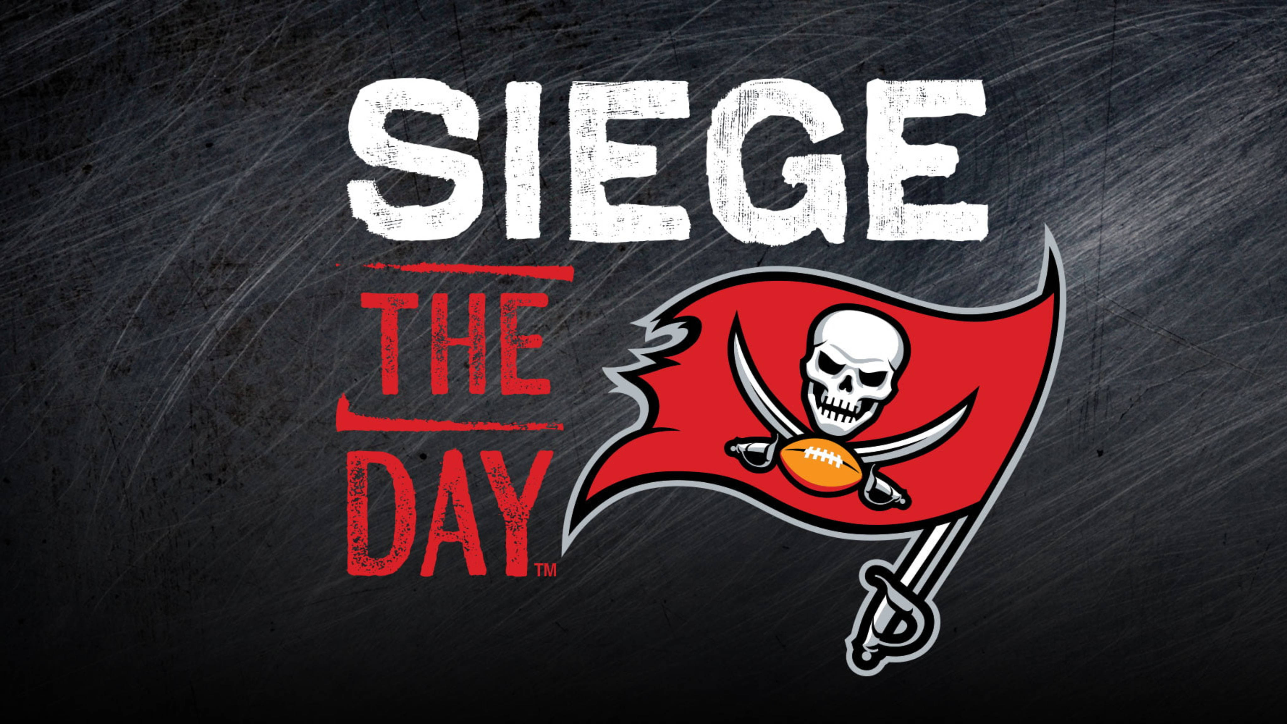 坦帕灣海盜 桌布 壁紙 — 粗體白色和紅色的「SIEGE THE DAY」文字覆蓋在刮花的黑板紋理上的坦帕灣海盜旗幟。