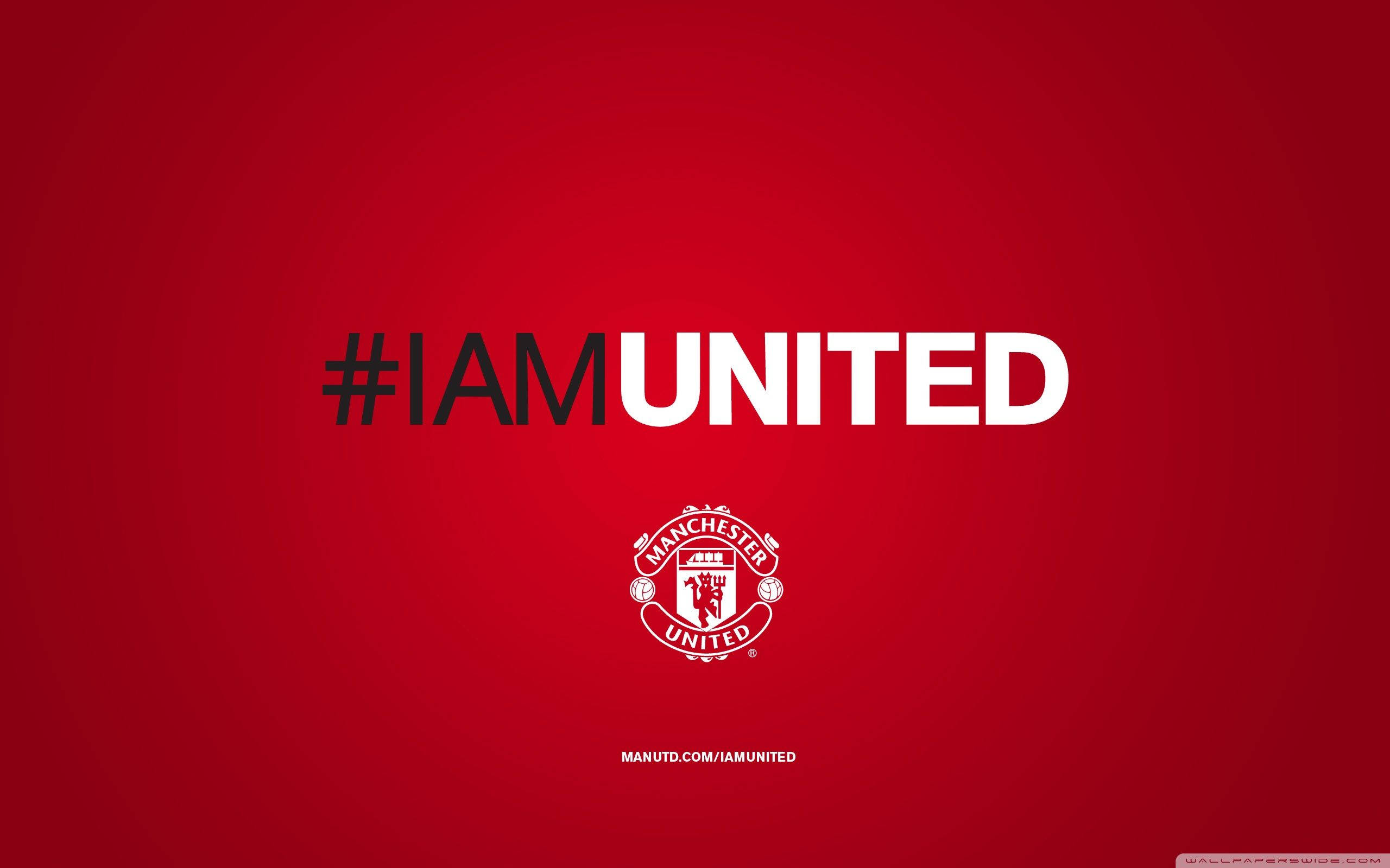 曼聯 桌布 壁紙 — 粗體白色和黑色文字標籤 IAMUNITED 居中在純紅色背景上，下方有曼聯徽章。