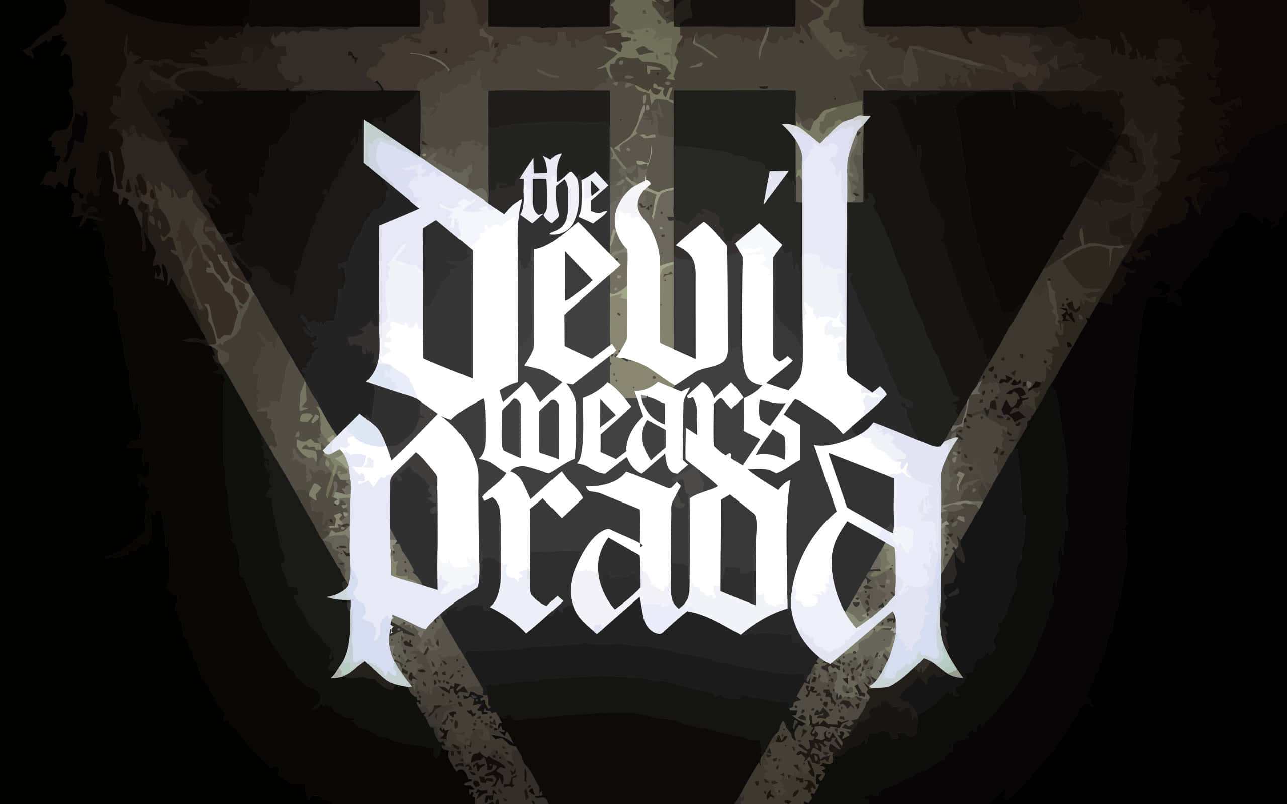 Prada 桌布 壁紙 — 粗體白色哥德式文字寫著「the devil wears prada」，背景為深色紋理，帶有三角形框架。