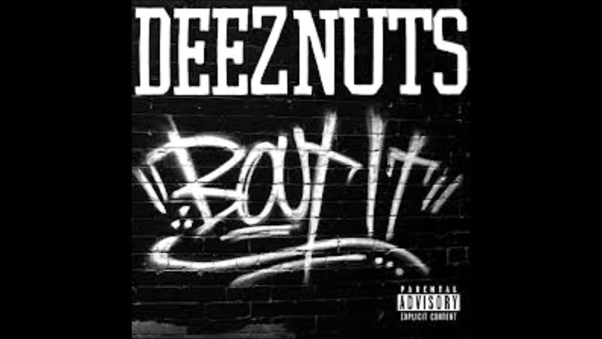 Nuts 桌布 壁紙 — 粗體白色塗鴉文字在黑色磚牆上寫著「DEEZNU TS」和「Bout It」，並帶有家長指引標籤。