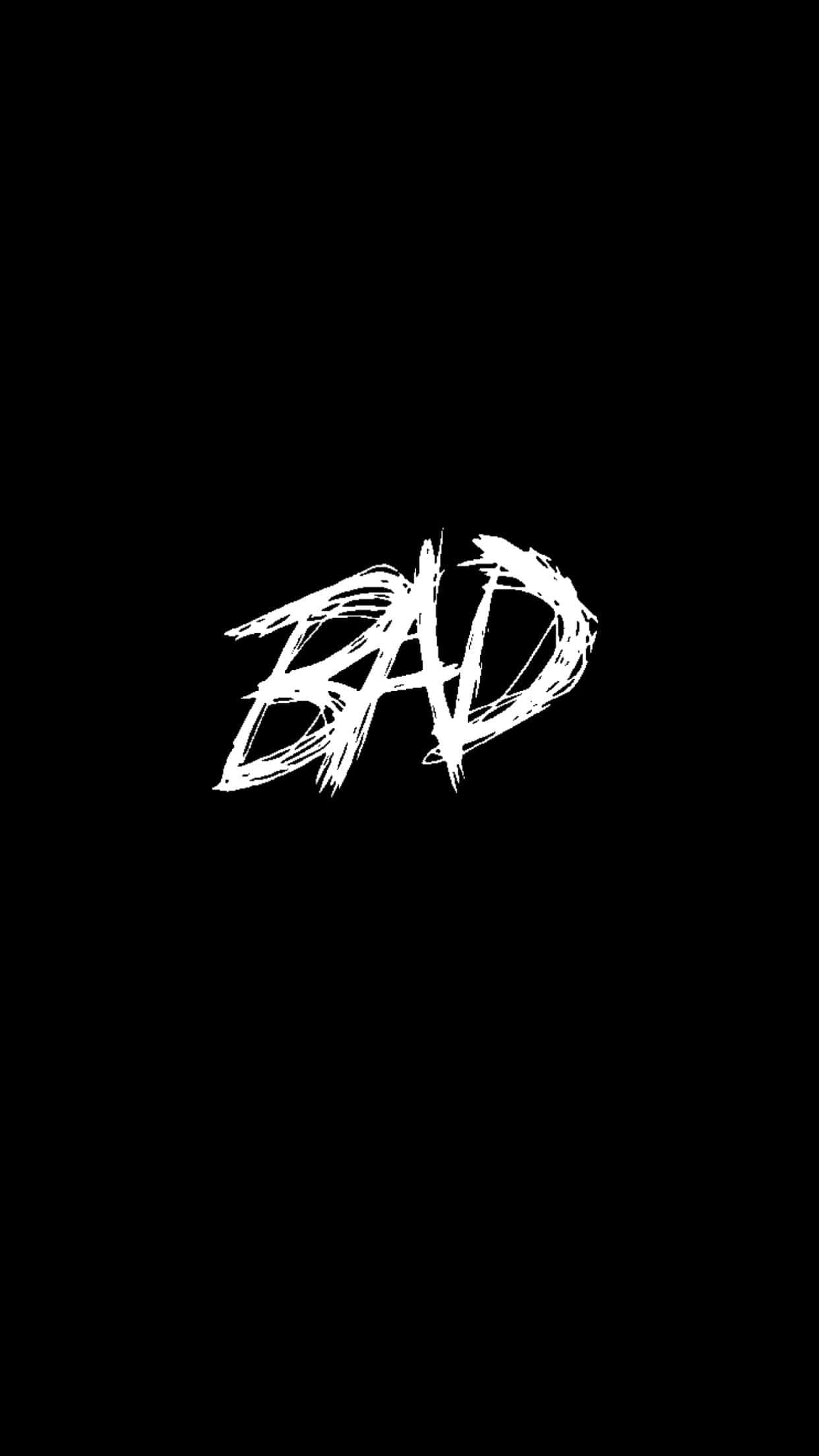 XXXTENTACION 桌布 壁紙 — 粗體白色塗鴉風格字體寫成的「BAD」一詞，在純黑色背景上顯得格外突出。