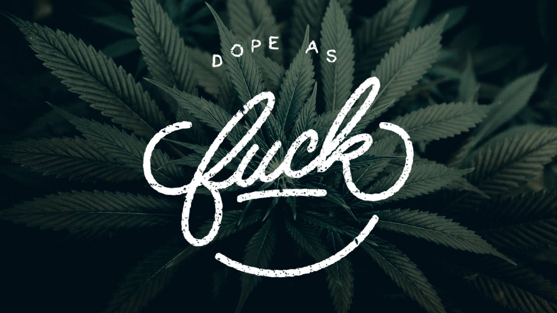 桌布 壁紙 — 粗體白色塗鴉風格文字 'DOPE AS FUCK' 覆蓋在深綠色大麻葉背景上。