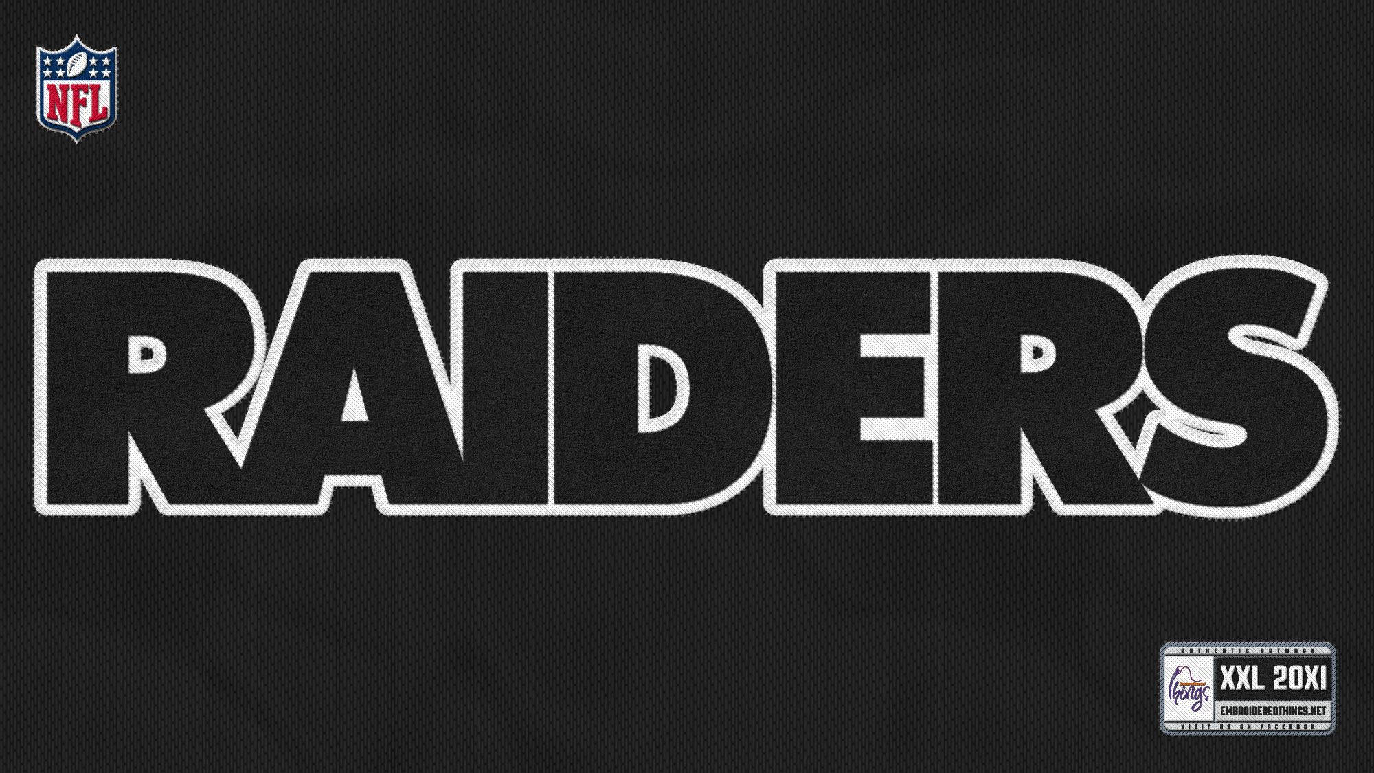 突襲者 桌布 壁紙 — 粗體白色外框 'RAIDERS' 文字，位於有紋理的黑色布料上，角落有 NFL 標誌和尺寸標籤。