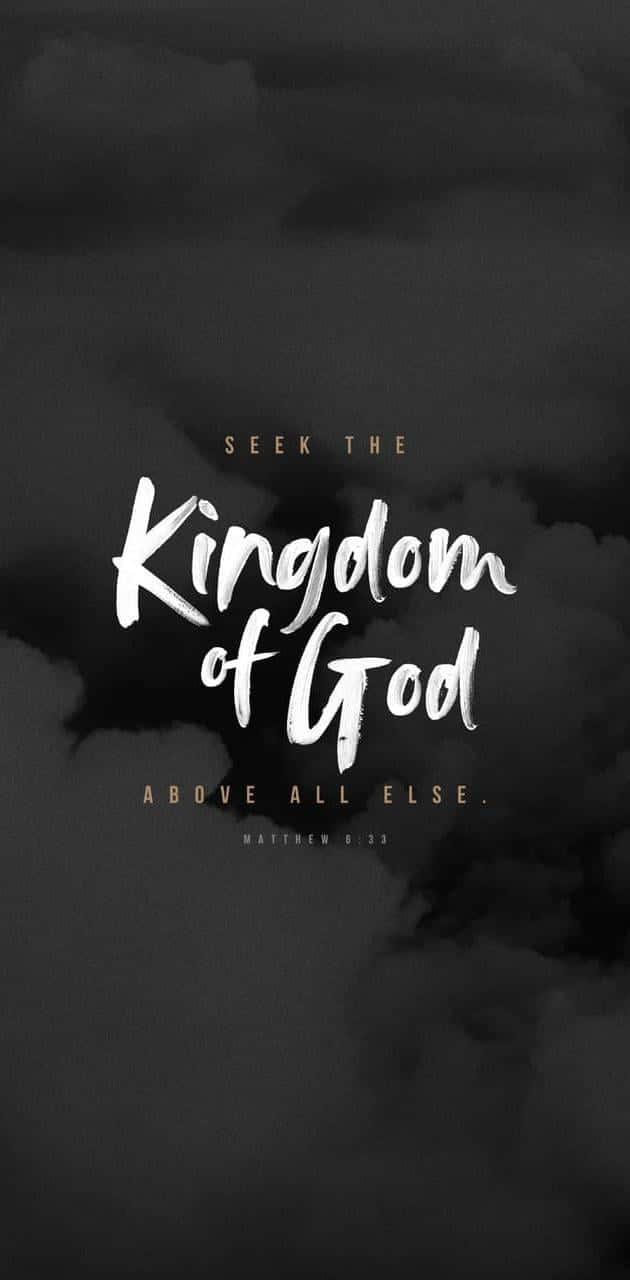 Kingdom Of God 桌布 壁紙 — 粗體白色字句寫著「先求神的國」在黑暗暴風雨的天空背景下。