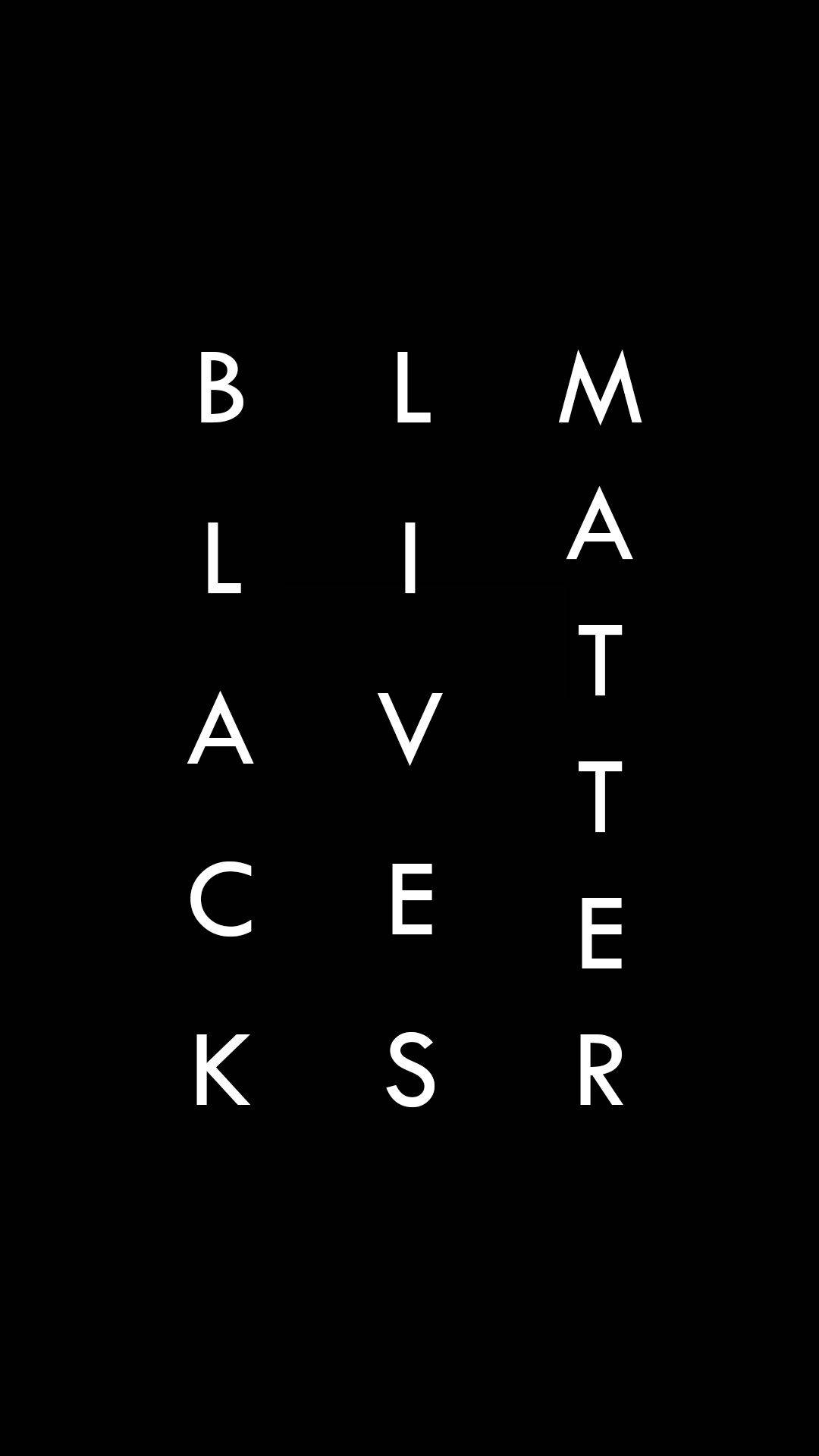 黑色 桌布 壁紙 — 粗體白色字母在純黑色背景上垂直拼出「BLACK LIVES MATTER」。
