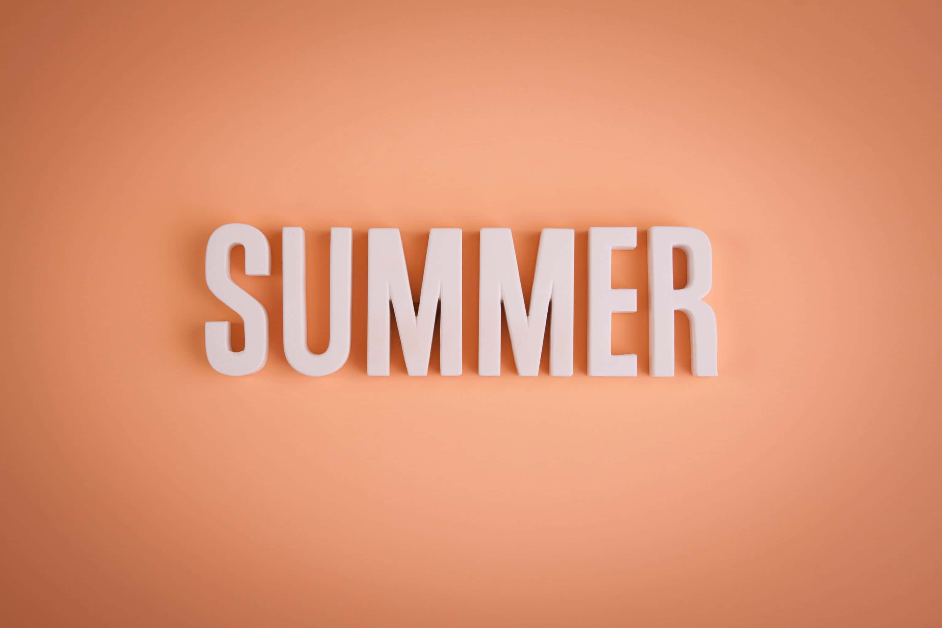 3000x2000 桌布 壁紙 — 粗體白色字母拼成的「summer」一詞在溫暖的桃色漸變背景上格外突出。