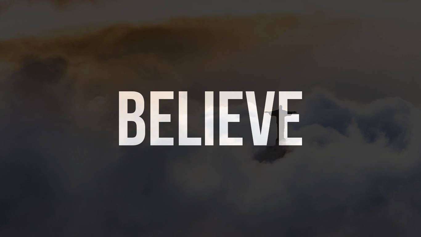 激勵 桌布 壁紙 — 粗體白色字母的「BELIEVE」一詞在戲劇性的多雲天空背景下脫穎而出，背後有一個模糊的十字架輪廓。