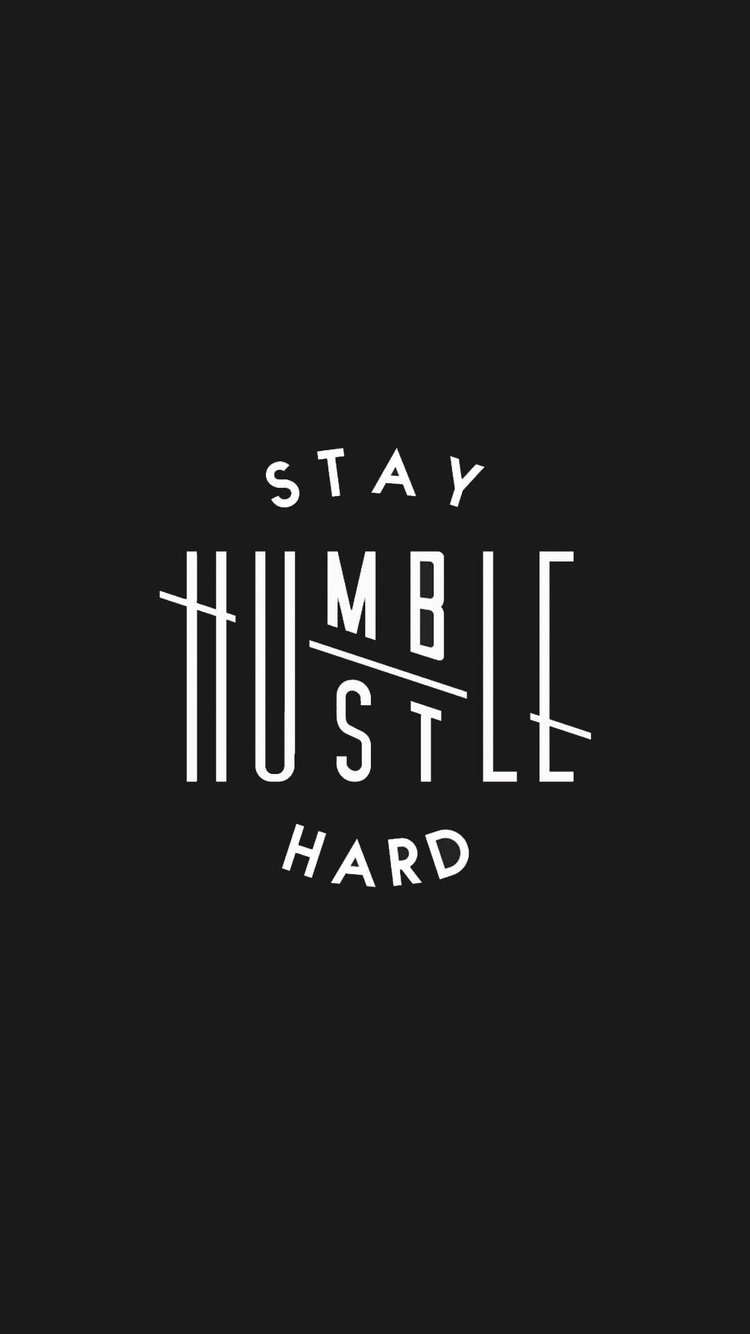 黑色 桌布 壁紙 — 粗體白色字體在純黑色背景上拼寫出「STAY HUMBLE HUSTLE HARD」。