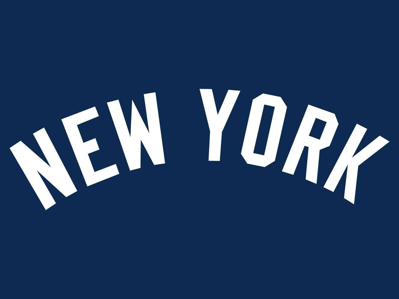 New 桌布 壁紙 — 粗體白色拱形文字拼出 NEW YORK，在純海軍藍背景上突出顯示。