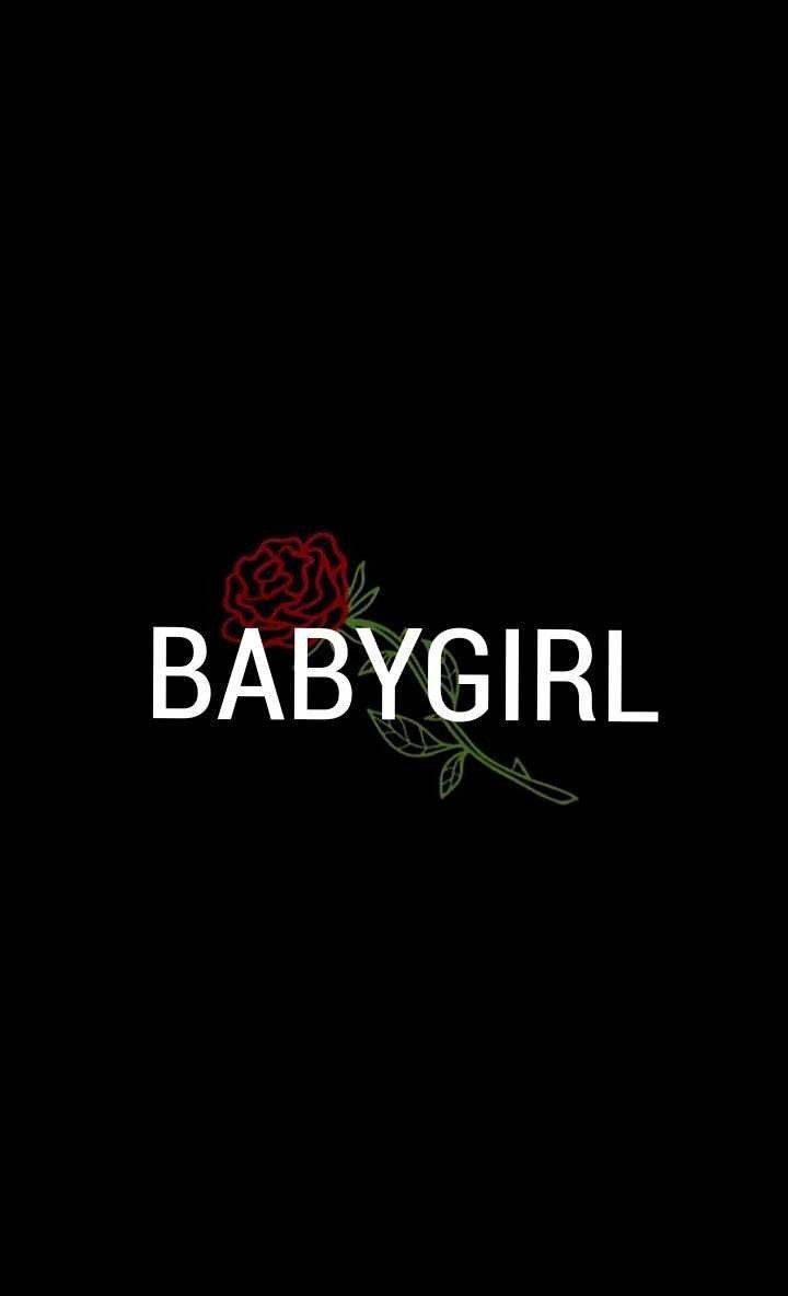 暗紅色 桌布 壁紙 — 粗體白色文字 BABYGIRL 置中於黑色背景上，左側有紅色玫瑰圖案。