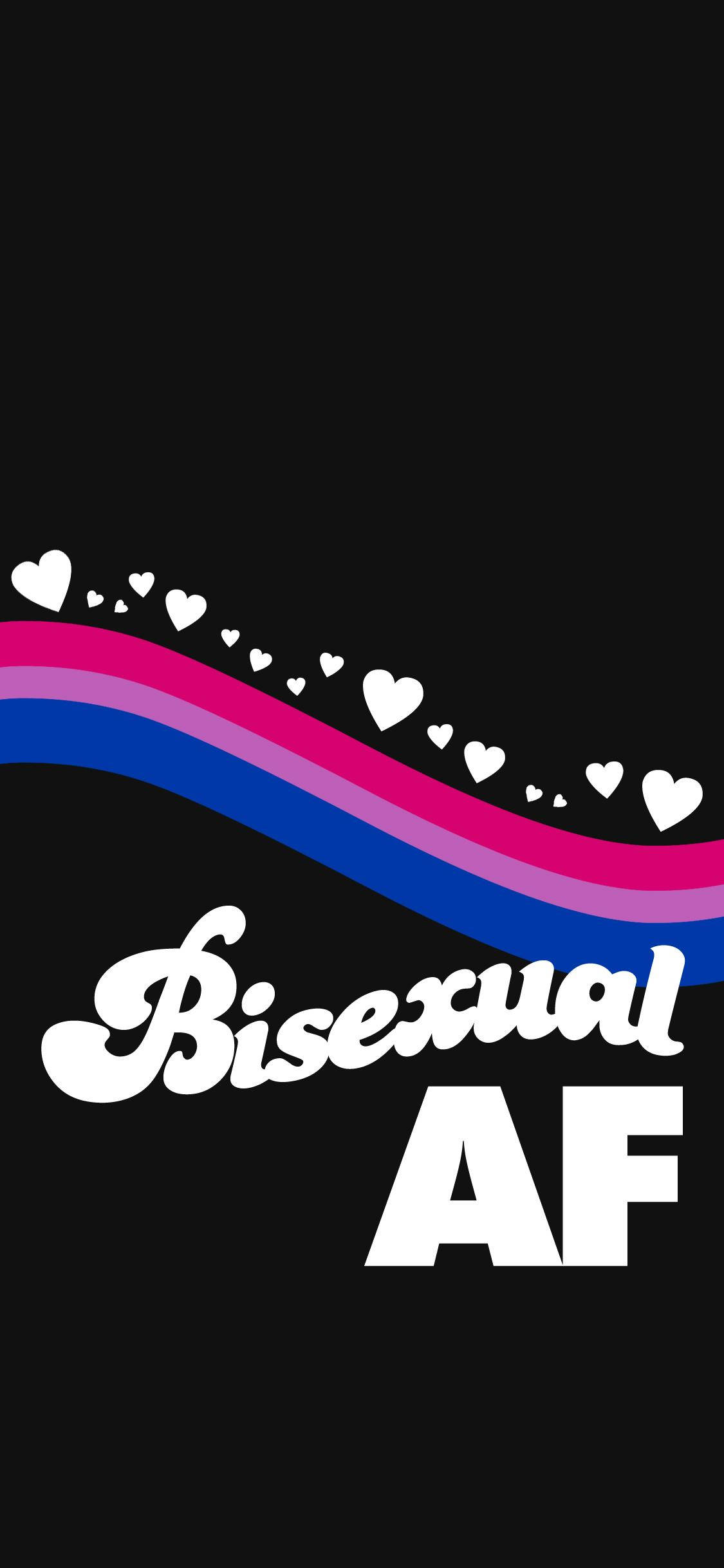 Bisexual Flag 桌布 壁紙 — 粗體白色文字 'Bisexual AF' 在粉紅、藍色和紫色的驕傲旗幟波浪上流動，白色心形向上飄揚，背景為黑色。