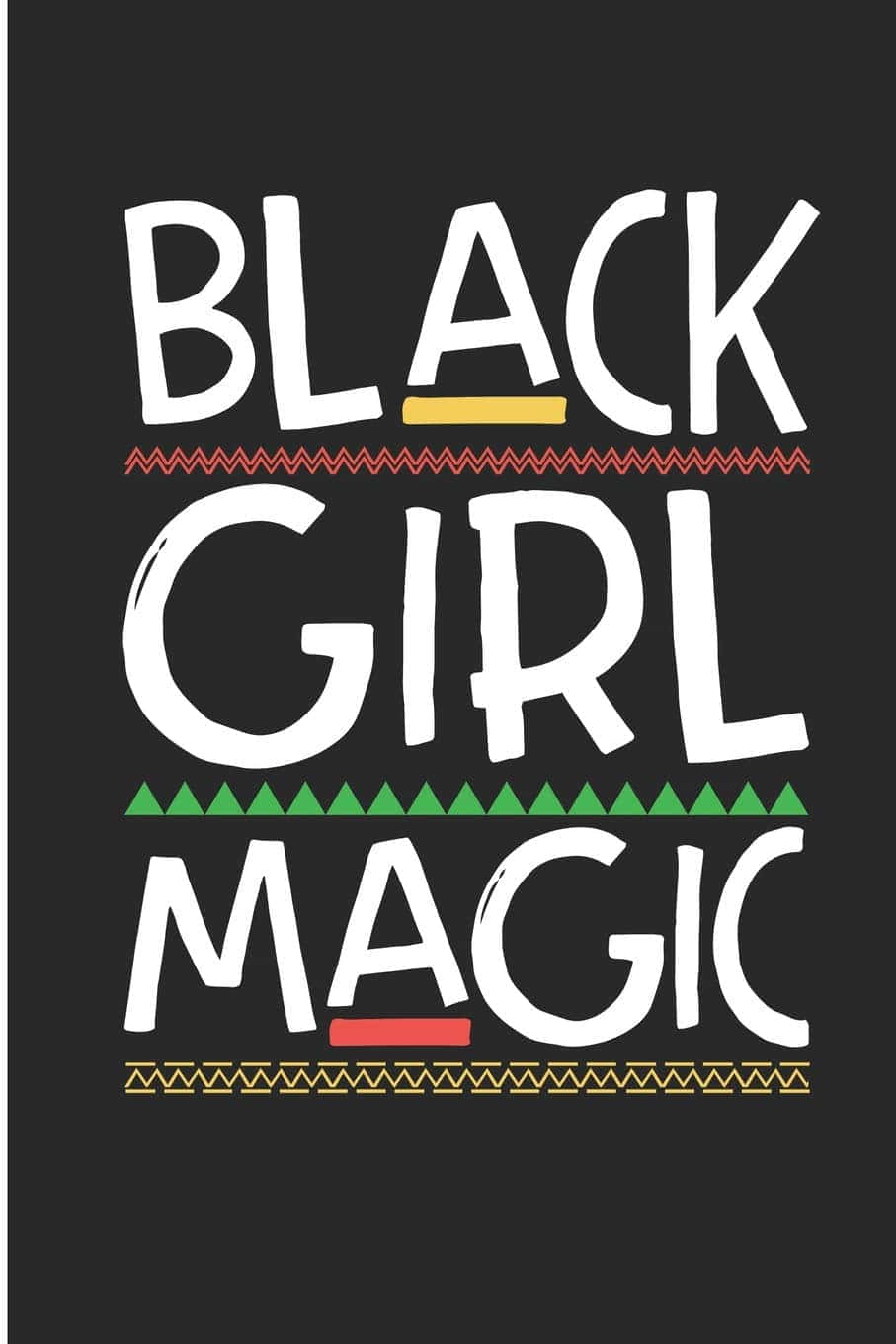 Black Girl Magic 桌布 壁紙 — 粗體白色文字「BLACK GIRL MAGIC」顯示在黑色背景上，行與行之間有色彩繽紛的幾何部落圖案。