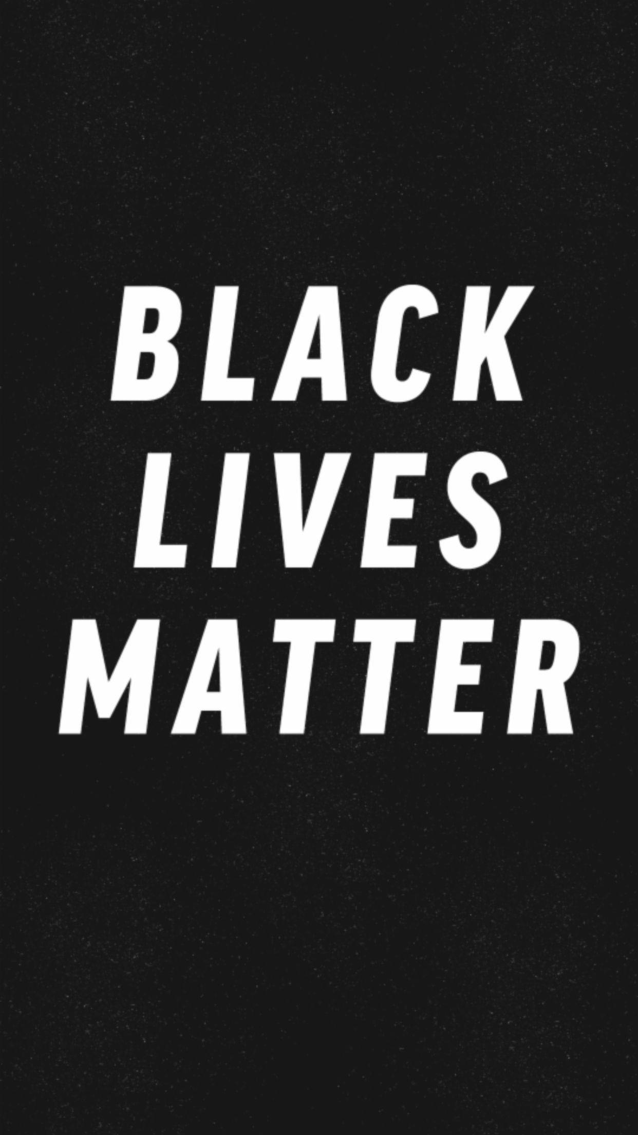 黑色 桌布 壁紙 — 粗體白色文字「BLACK LIVES MATTER」在帶有紋理的黑色背景上格外突出。