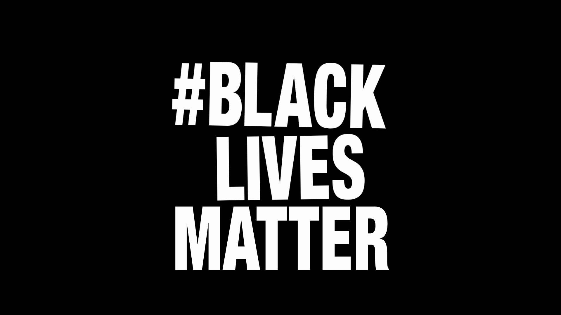USA 桌布 壁紙 — 粗體白色文字「#BLACKLIVESMATTER」居中顯示在純黑色背景上。