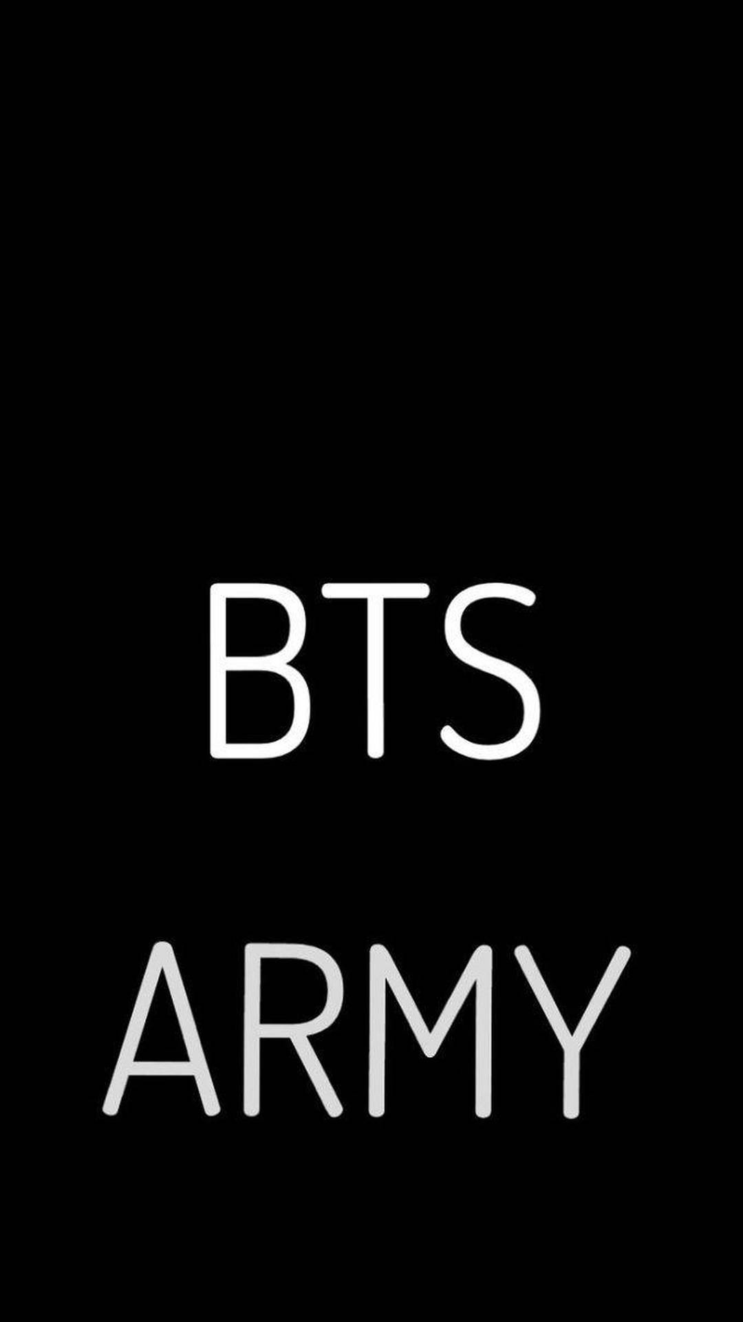 黑色背景上顯示白色文字 BTS ARMY