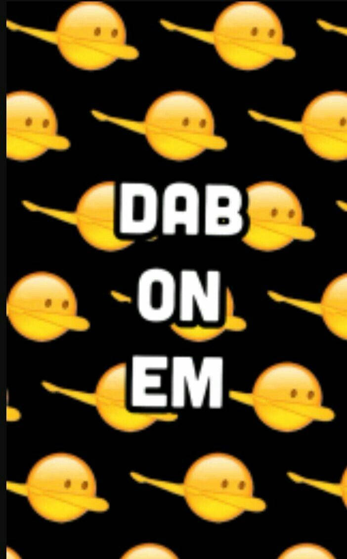 表情符號 桌布 壁紙 — 粗體白色文字「DAB ON EM」居中於黑色背景上重複的黃色 dab 表情符號圖案之上。
