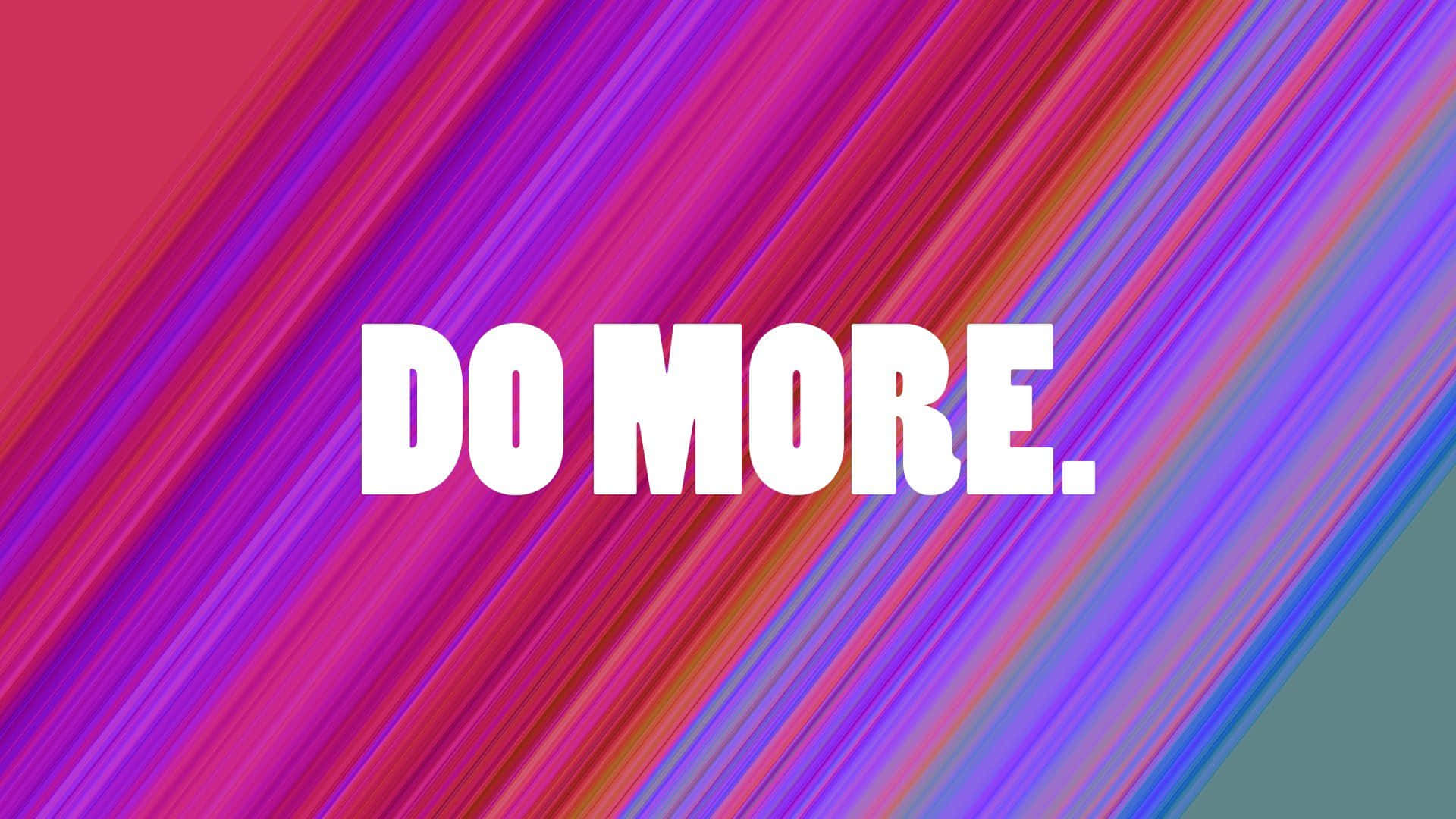 Quote 桌布 壁紙 — 粗體白色文字「DO MORE.」居中顯示在充滿活力的粉紅、紫色和藍色斜向漸變條紋上。