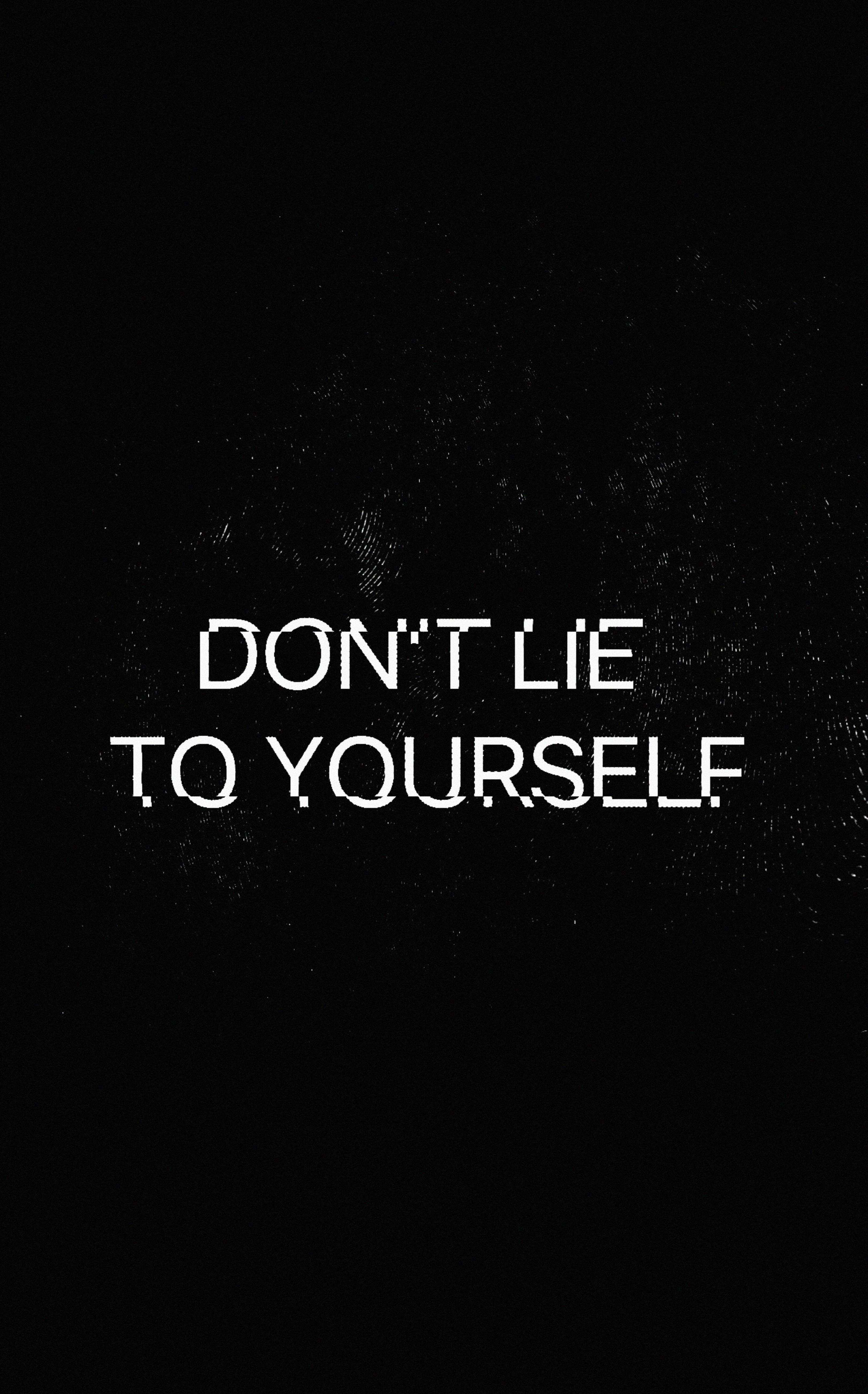 Glitch 桌布 壁紙 — 粗體白色文字 'DON'T LIE TO YOURSELF' 在帶有細微顆粒的紋理黑色背景上脫穎而出。