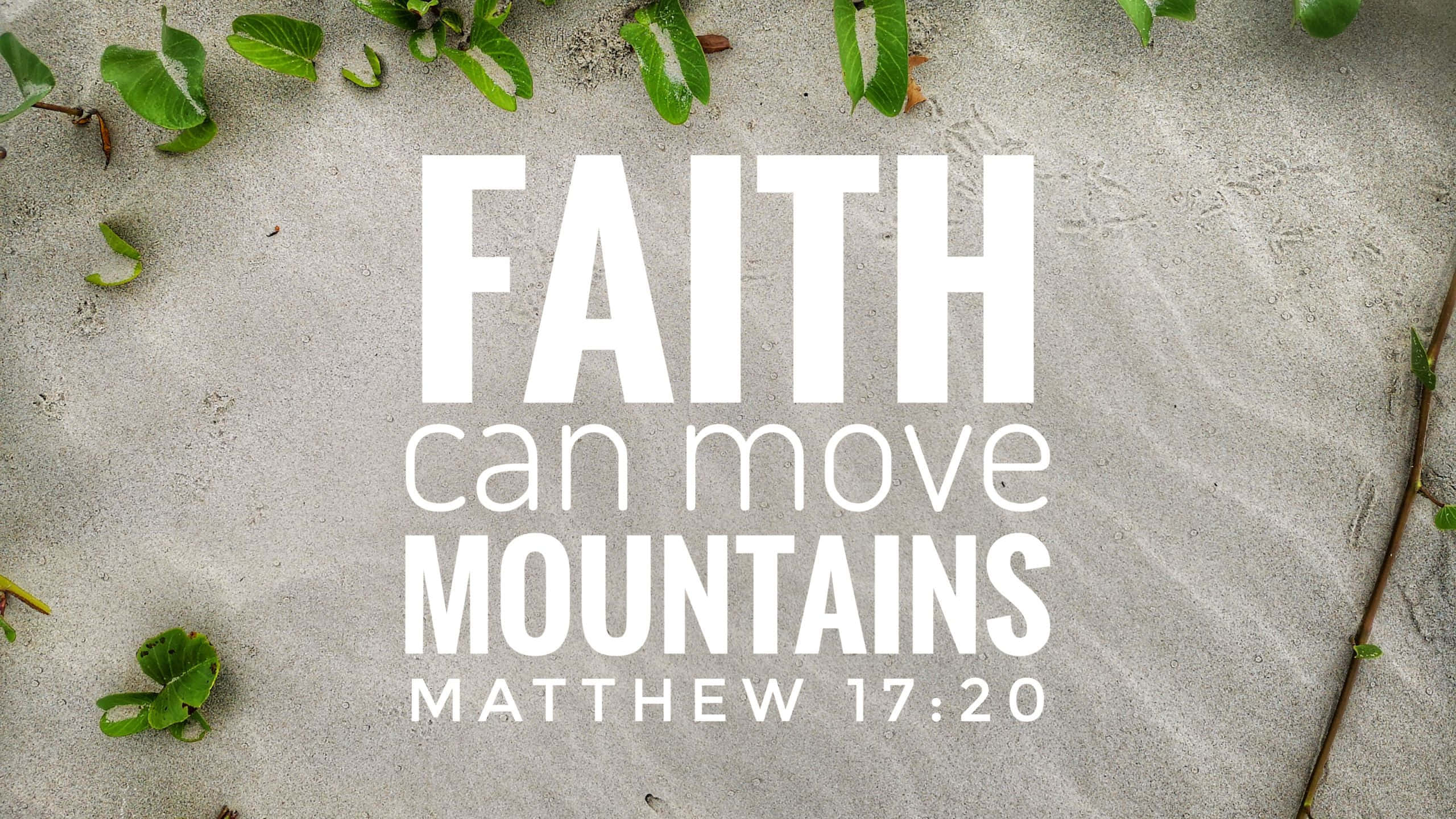 基督教 桌布 壁紙 — 粗體白色文字「FAITH can move MOUNTAINS」出現在有紋理的沙地上，周圍散落著綠色葉子。