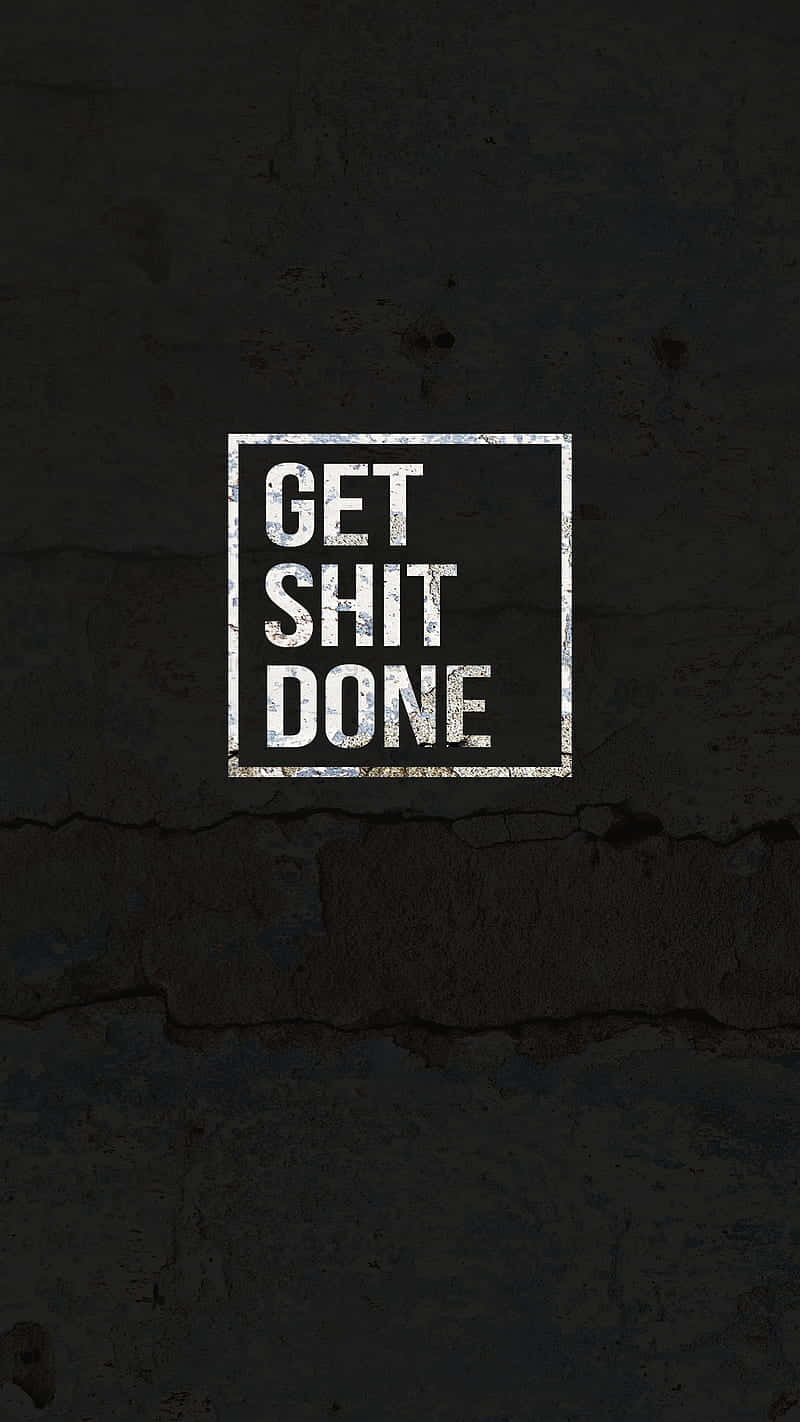 藝術 桌布 壁紙 — 粗體白色文字「GET SHIT DONE」置於一個破舊方形框架內，背景為裂開的深色混凝土牆。
