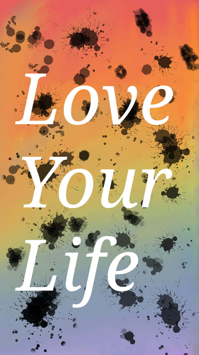 Live Laugh Love 桌布 壁紙 — 粗體白色文字 'Love Your Life' 在鮮豔漸變背景上濺上黑色墨水。
