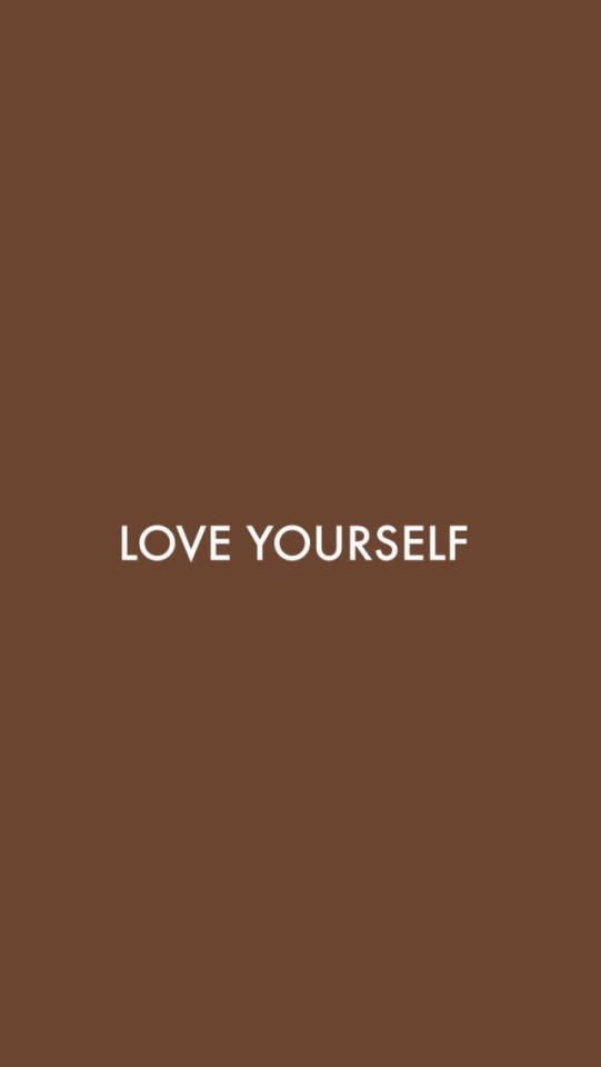 美學棕色 桌布 壁紙 — 粗體白色文字 love yourself 居中於純棕色背景上。