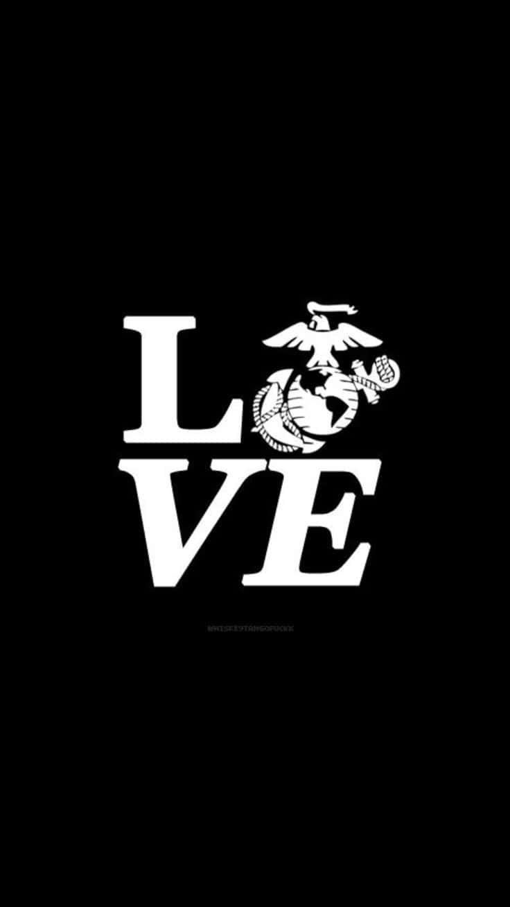 桌布 壁紙 — 粗體白色文字 LOVE，以海軍陸戰隊徽章取代 O，置於純黑色背景上。