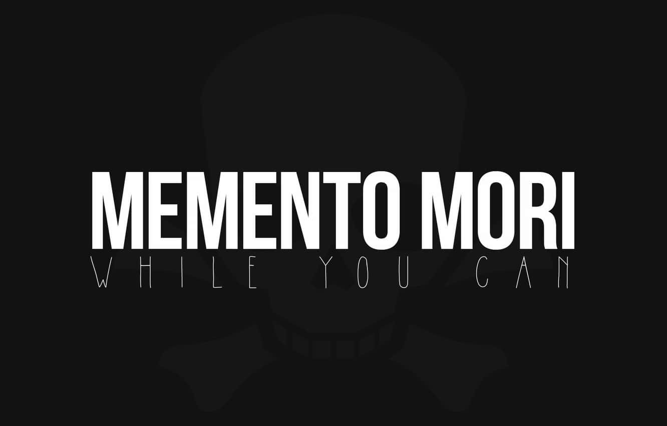 Memento Mori 桌布 壁紙 — 粗體白色文字「MEMENTO MORI WHILE YOU CAN」疊加在純黑色背景上的微弱頭骨剪影上。