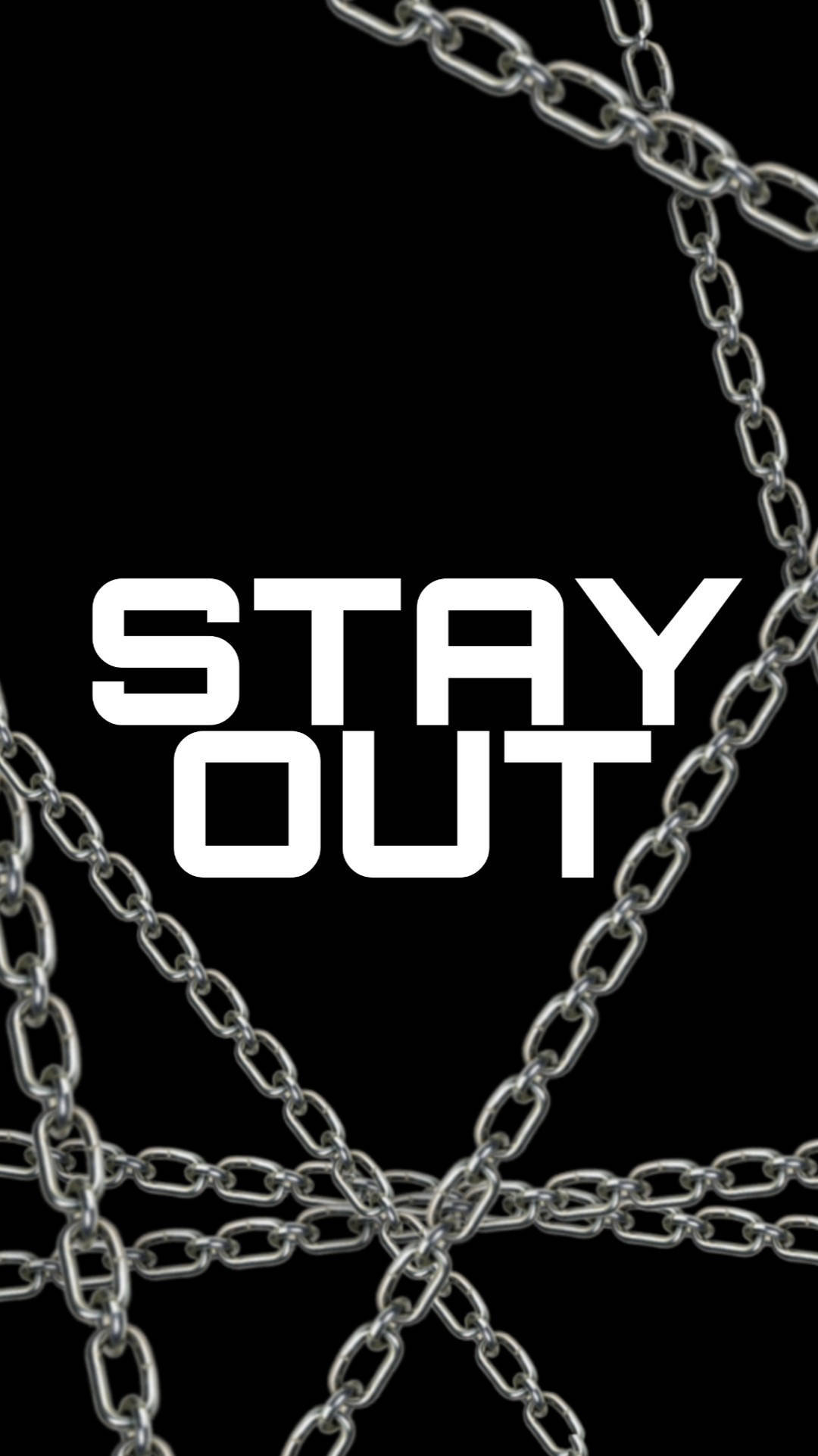 鎖屏 桌布 壁紙 — 粗體白色文字「STAY OUT」被交叉的銀色鏈條框住，襯托在純黑色背景上。