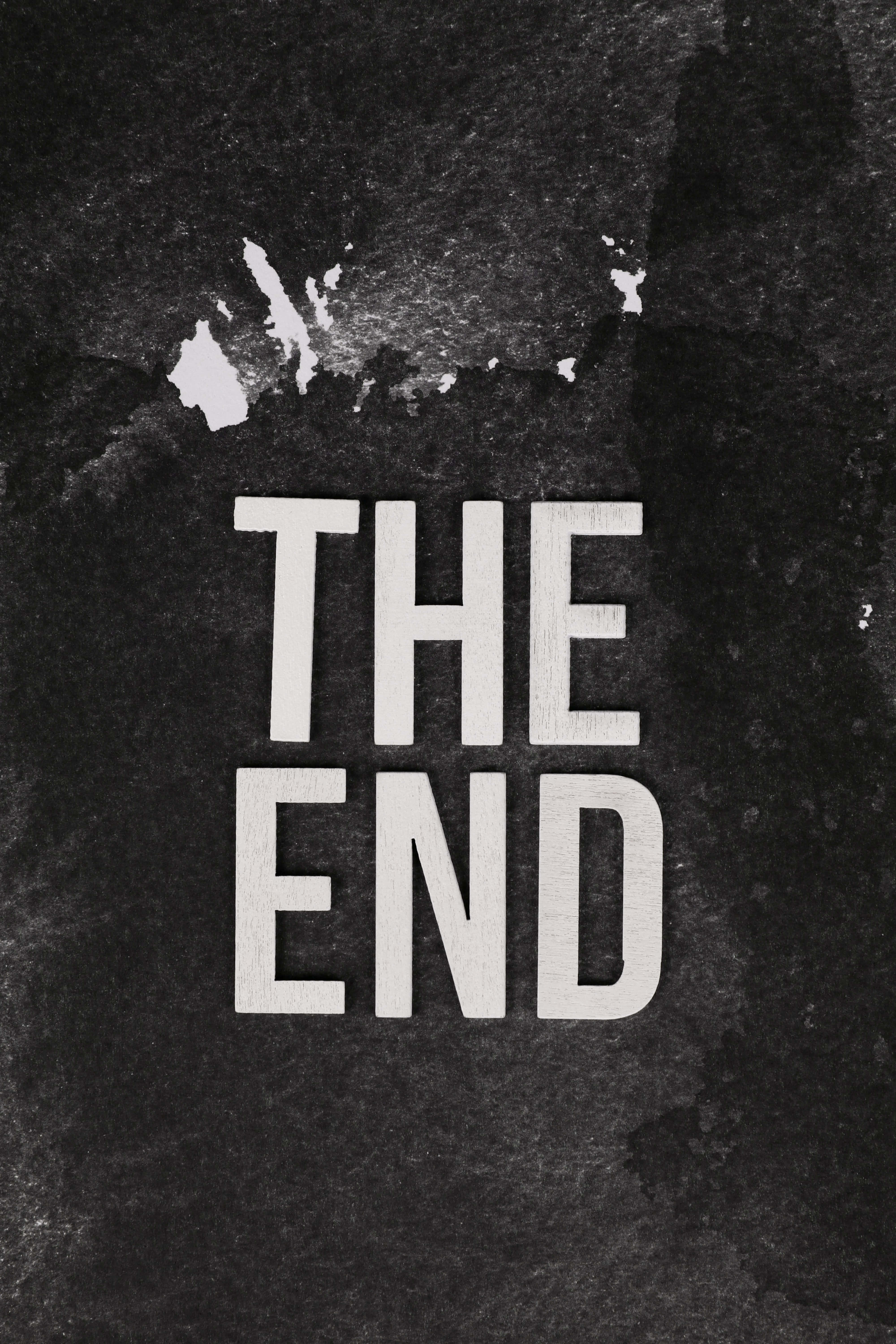 the end 桌布 壁紙 — 粗體白色文字 'THE END' 在帶有磨損邊緣的紋理深灰色背景上脫穎而出。