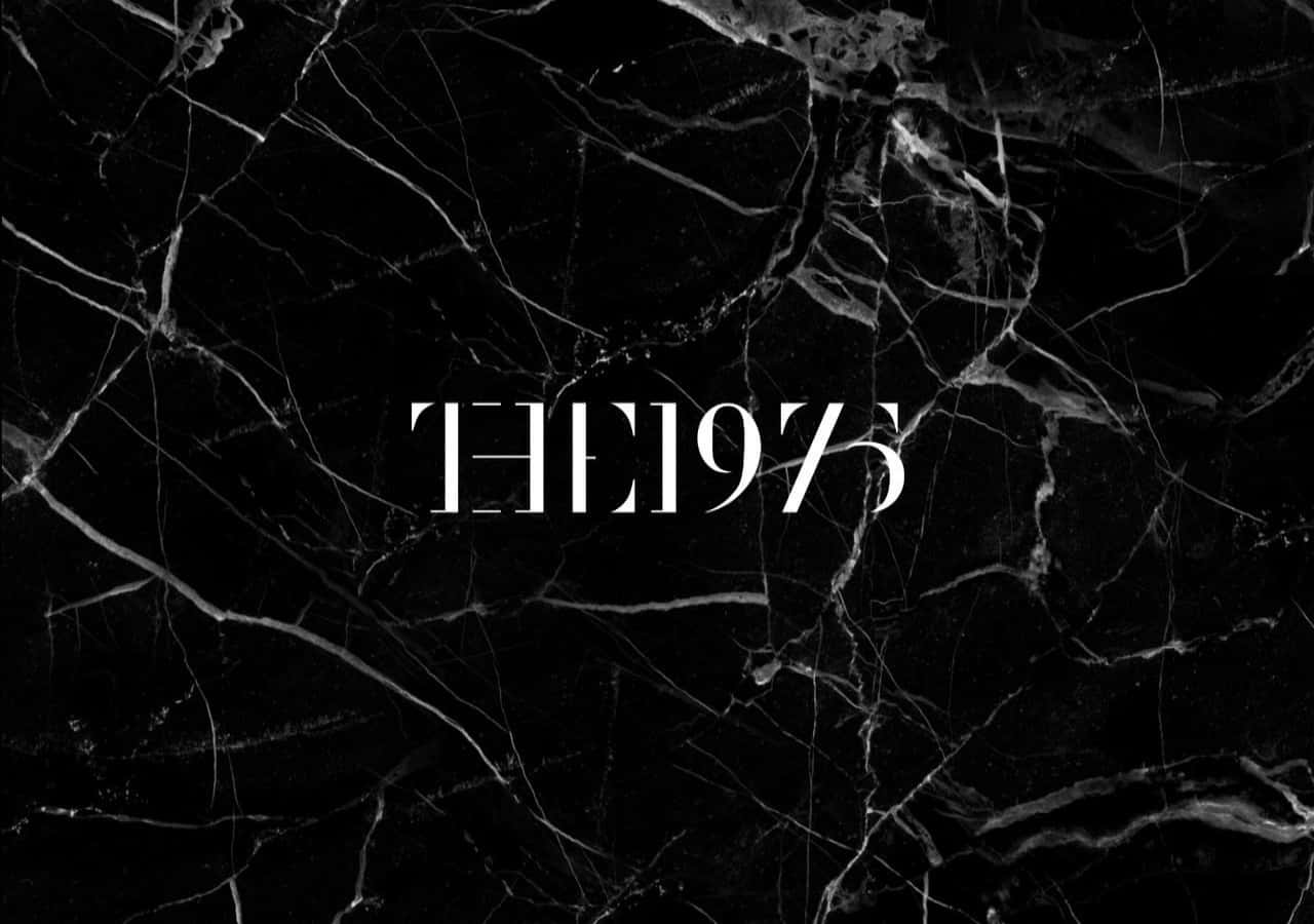 油漬搖滾 桌布 壁紙 — 粗體白色文字「THE1975」印在帶有複雜灰色紋理的時尚黑色大理石背景上。