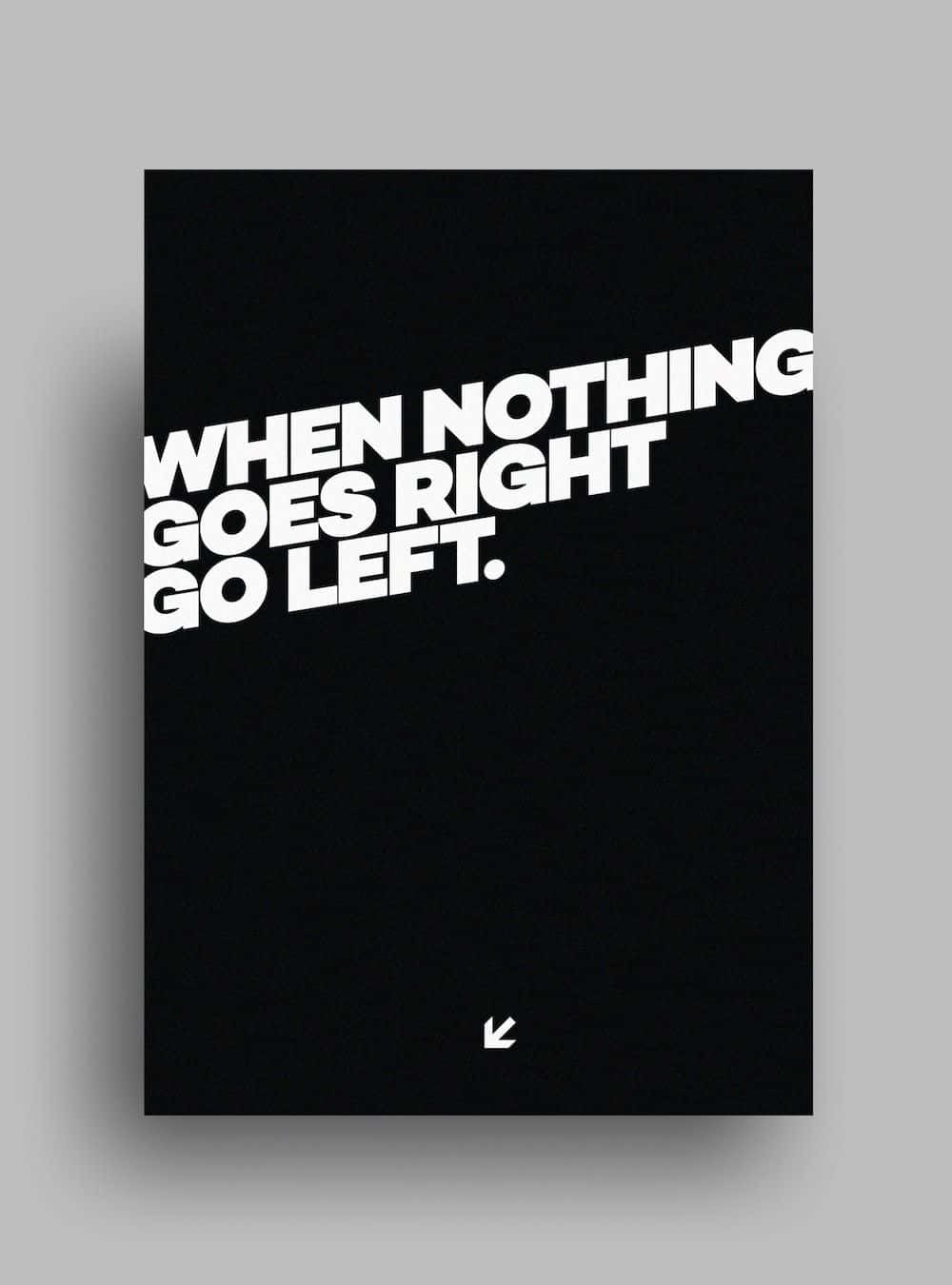 Minimalist Typography 桌布 壁紙 — 粗體白色文字「WHEN NOTHING GOES RIGHT GO LEFT」以對角線方式印在黑色海報上，底部有一個指向左邊的小箭頭。