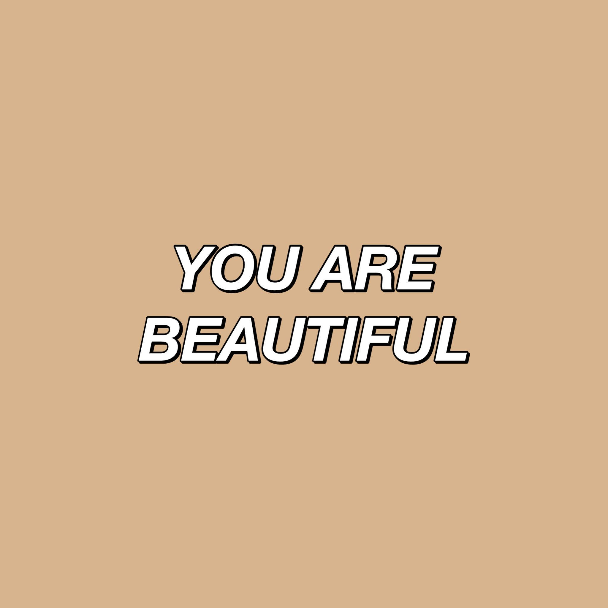 You Are Beautiful 桌布 壁紙 — 粗體白色文字「你很美麗」居中在純色米色背景上。