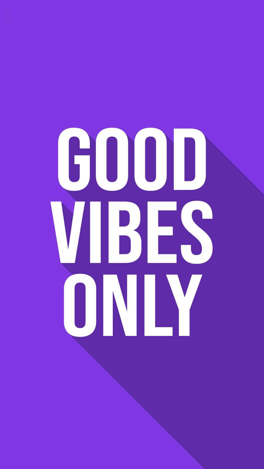 Typography 桌布 壁紙 — 粗體白色文字在充滿活力的紫色漸變背景上顯示 good vibes only，並帶有長陰影效果。