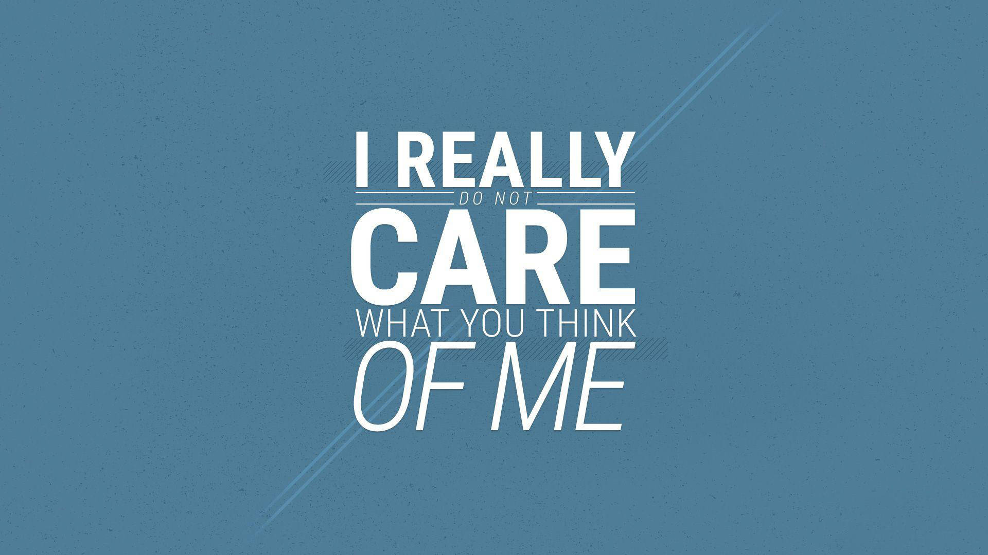 I Dont Care 桌布 壁紙 — 粗體白色文字在帶有斜線的紋理藍色背景上宣告「我真的不在乎你對我的看法」。