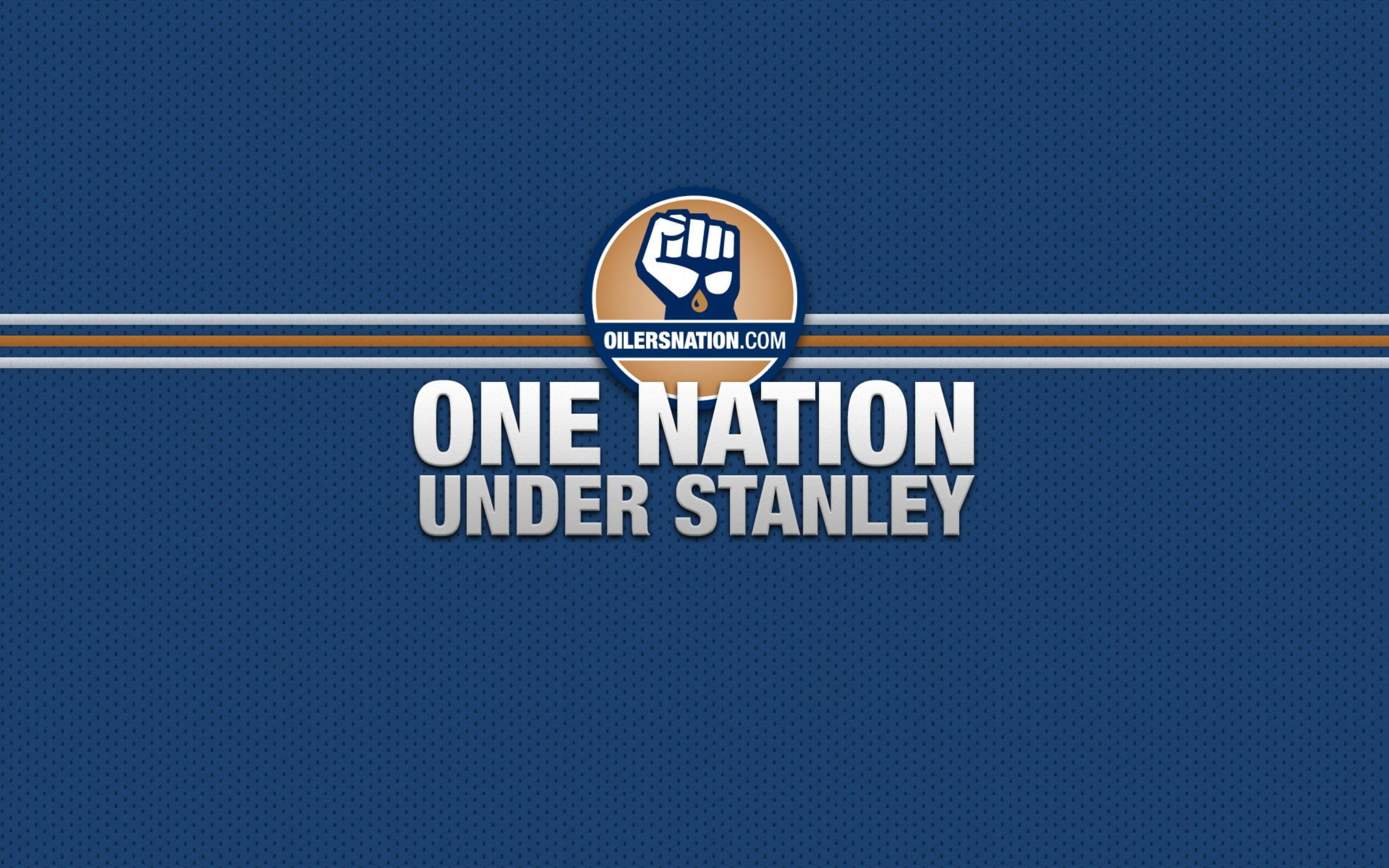 Oilers 桌布 壁紙 — 粗體白色文字在帶有橙色和白色條紋及舉起拳頭標誌的紋理藍色背景上顯示 one nation under stanley。