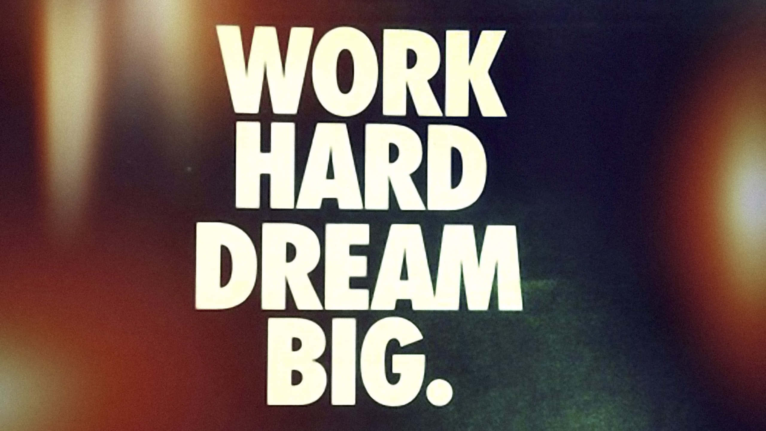 語錄 桌布 壁紙 — 粗體白色文字在模糊的冷暖色調漸層背景上寫著 work hard dream big。