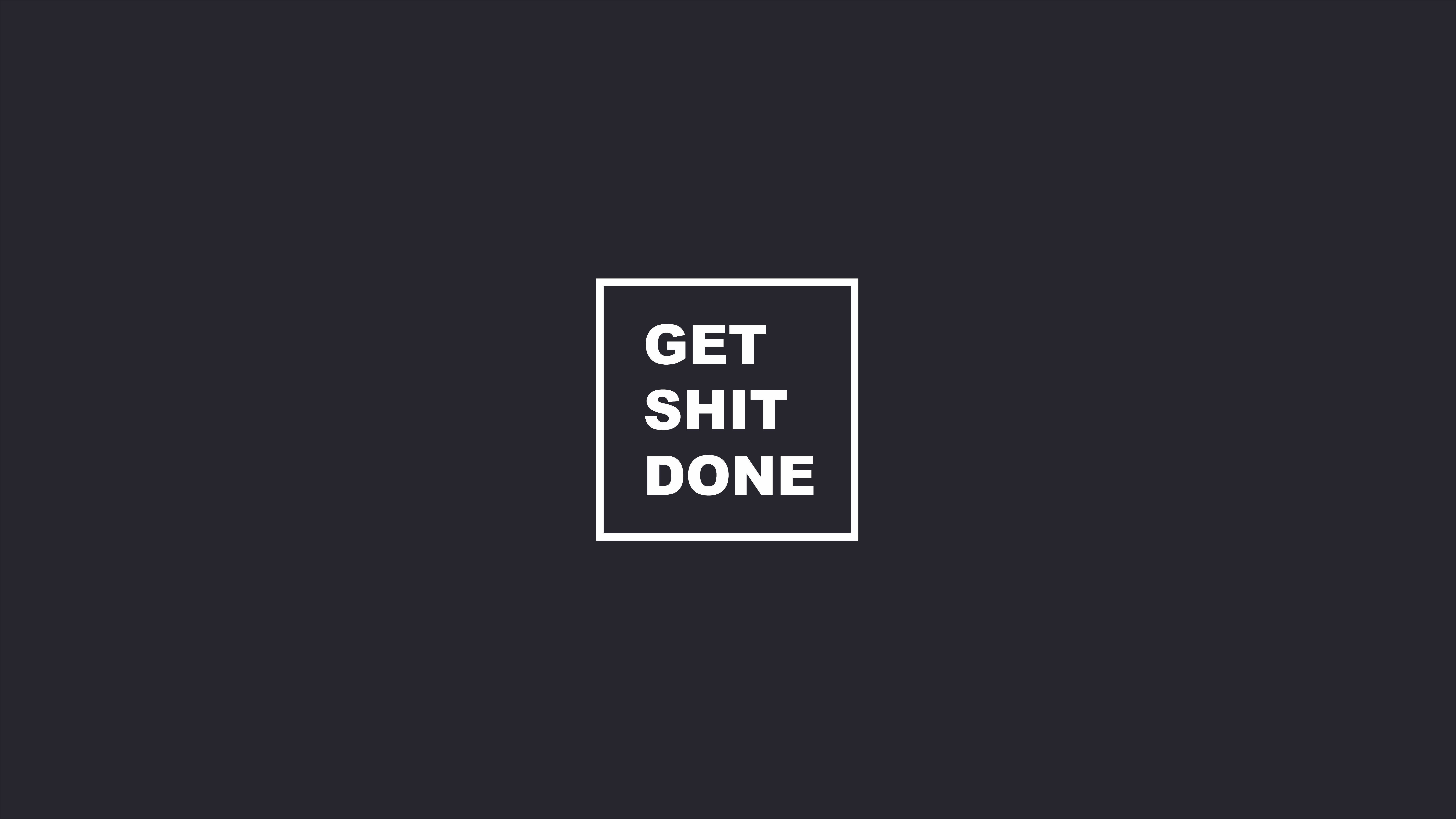 激勵 桌布 壁紙 — 粗體白色文字在正方形框架內寫著 get shit done，背景為純深灰色。