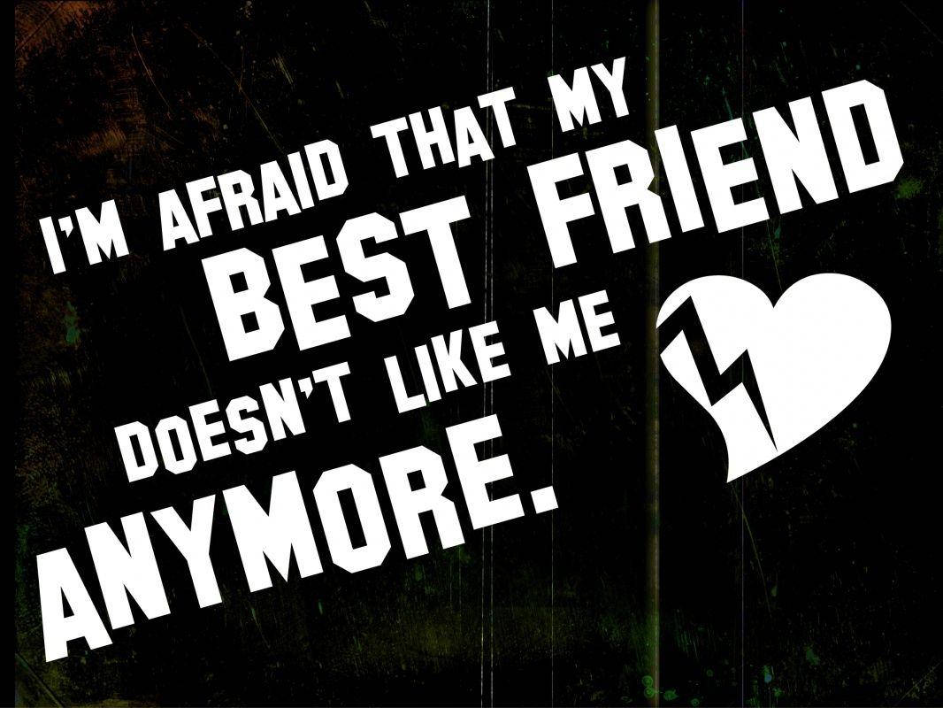 Best Friend Quotes 桌布 壁紙 — 粗體白色文字在深色紋理背景上宣告失去最好朋友的恐懼，並帶有破碎的心形符號。