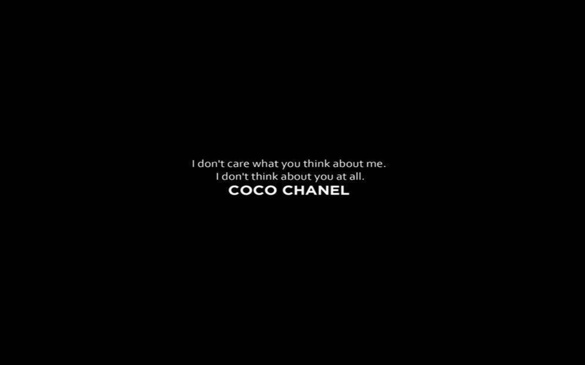 黑色 桌布 壁紙 — 粗體白色文字在簡潔的黑色背景上引用Coco Chanel的名言，傳達強烈的獨立精神。