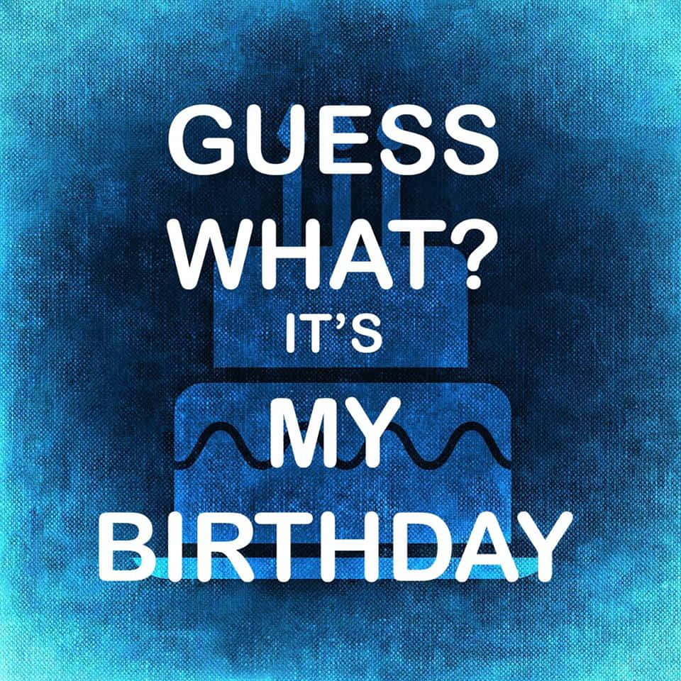 Birthday 桌布 壁紙 — 粗體白色文字在紋理藍色蛋糕剪影上宣告「GUESS WHAT? IT'S MY BIRTHDAY」。