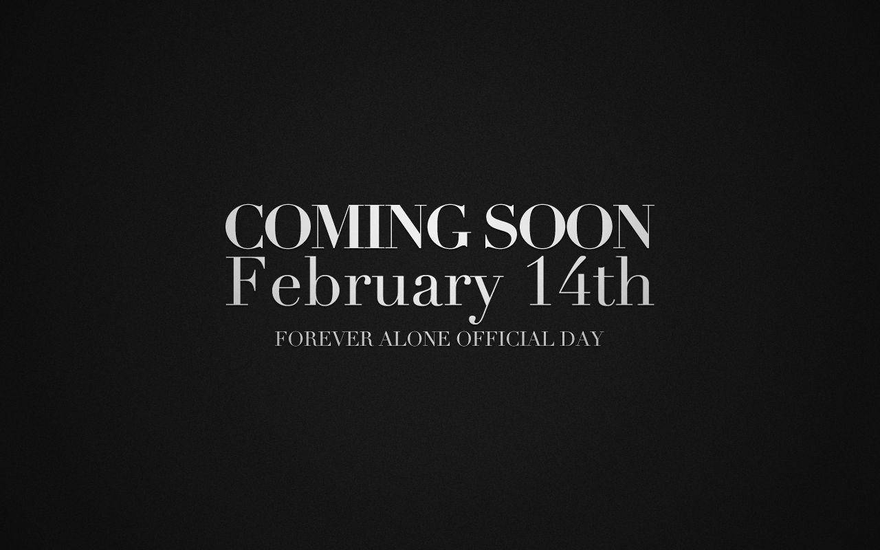 Forever Alone 桌布 壁紙 — 粗體白色文字在紋理黑色背景上宣布「COMING SOON February 14th FOREVER ALONE OFFICIAL DAY」。