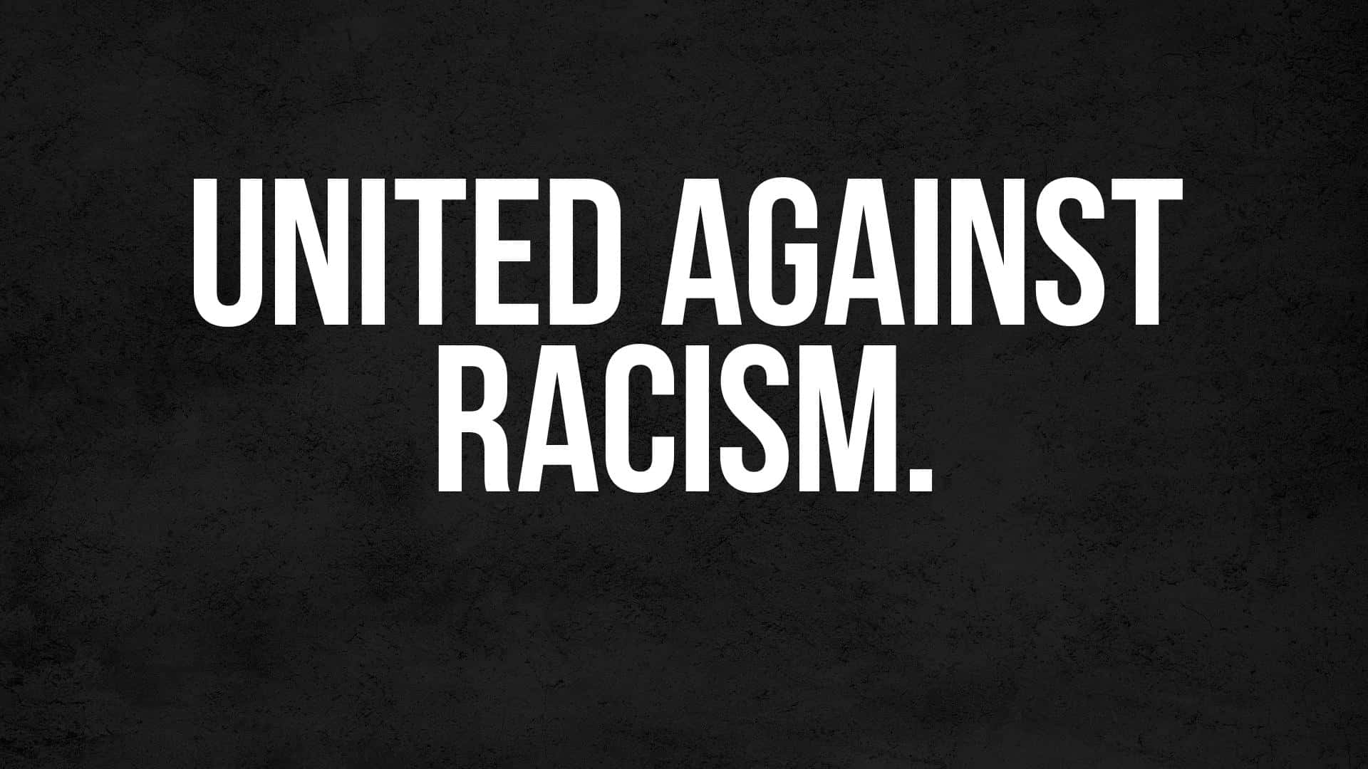 Racism 桌布 壁紙 — 粗體白色文字在紋理黑色背景上顯示「united against racism」。
