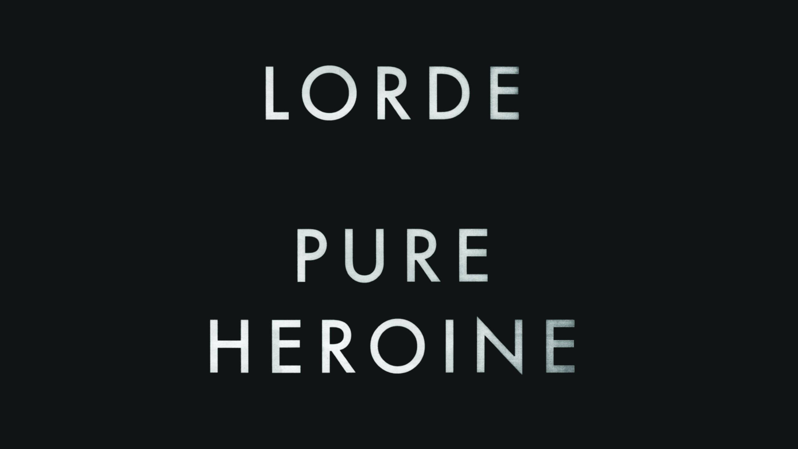 Lorde 桌布 壁紙 — 粗體白色文字在純黑色背景上顯示 LORDE PURE HEROINE，帶有細微紋理。