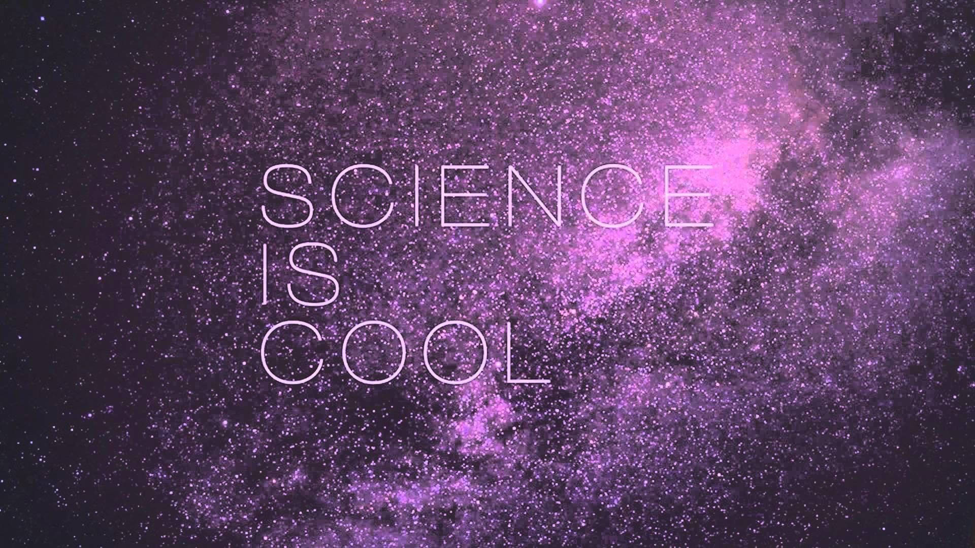 科學 桌布 壁紙 — 粗體白色文字在閃爍的紫色宇宙星雲背景上寫著 science is cool。