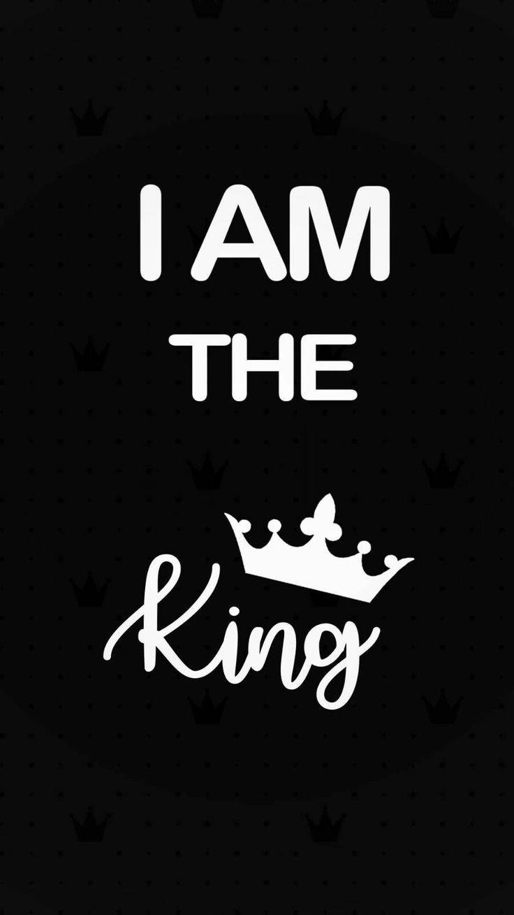 king iPhone 桌布 壁紙 — 粗體白色文字宣告「I AM THE King」，並帶有皇冠圖案，背景為黑色，點綴著小皇冠。